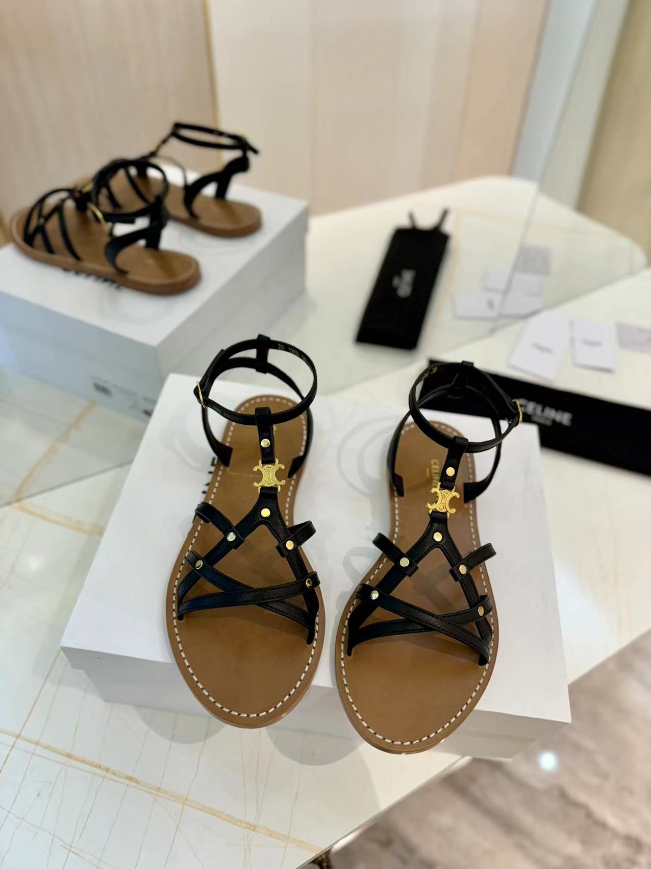 NO:390908,G039 top version Purchase level Direct sales CELIN cowhide leather flat strip sandals~~Cailin's full series of classic colors, versatile M multiple skirts/pants, Internet celebrities are super fashionable when paired with different colors of socks. The seemingly simple sandals have been debugged and modified for many months, and the midsole craftsmanship of the shoe shape is all the authentic grade... The actual product is more textured and atmospheric than the pictures... Fabric original woven fabric imported cowhide imported cowhide soles imported double-layer genuine leather soles Size 35-39 (40 customization, no return or replacement), sandals, celine, celine, sandals, skirts, cowhide, Leather soles, socks19860909G039顶级版本 代购级别 直销CELIN牛皮革平底条带小凉鞋~~赛琳全系列经典配色,百搭M多裙子/裤子,网红搭配不同颜色袜子穿也超级洋气 看似简单的凉鞋却历经多月M次调试改模,鞋型中底工艺都是正品级别……实物比图片更有质感大气…… 面料原版编织面料 内里进口牛皮 鞋底进口双层真皮大底 尺码35-39(40定制不退不换）,凉鞋,celine,celine,sandals,skirts,cowhide,Leather soles,socks,Women's Shoes