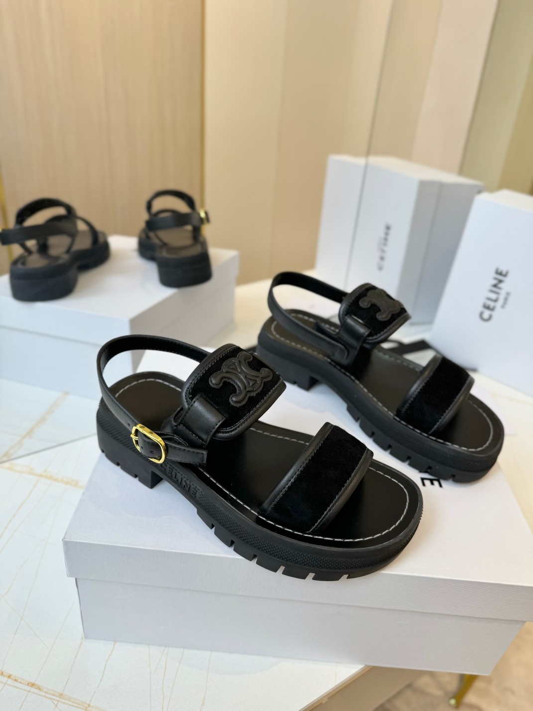 NO:390903,CELINE Arc de Triomphe sandals, classic letter logo, can be invisible and heightened, making the whole person look taller, and you will immediately have long legs when you wear it. This style is absolutely fashionable. Every style of Celin is trend-setting. Fashionable lady must collect it. It is worth recommending. Cowhide, upper, rubber sole, heel height 4cm, size 35-39, 40 orders, sandals, celine, celine, sandals, cowhide19860909CELINE赛琳凯旋门系列凉鞋 厚底增高经典字母logo,能够隐形增高,显得整个人更加的高挑,穿上立马拥有大长腿,这款上脚绝对的潮味十足 赛琳的款式每一款都是引领潮流的,时尚的小姐姐绝对要收,值得推荐 鞋面牛皮 鞋底橡胶大底 跟高4cm 码数35-39 40订,凉鞋,celine,celine,sandals,cowhide,Women's Shoes