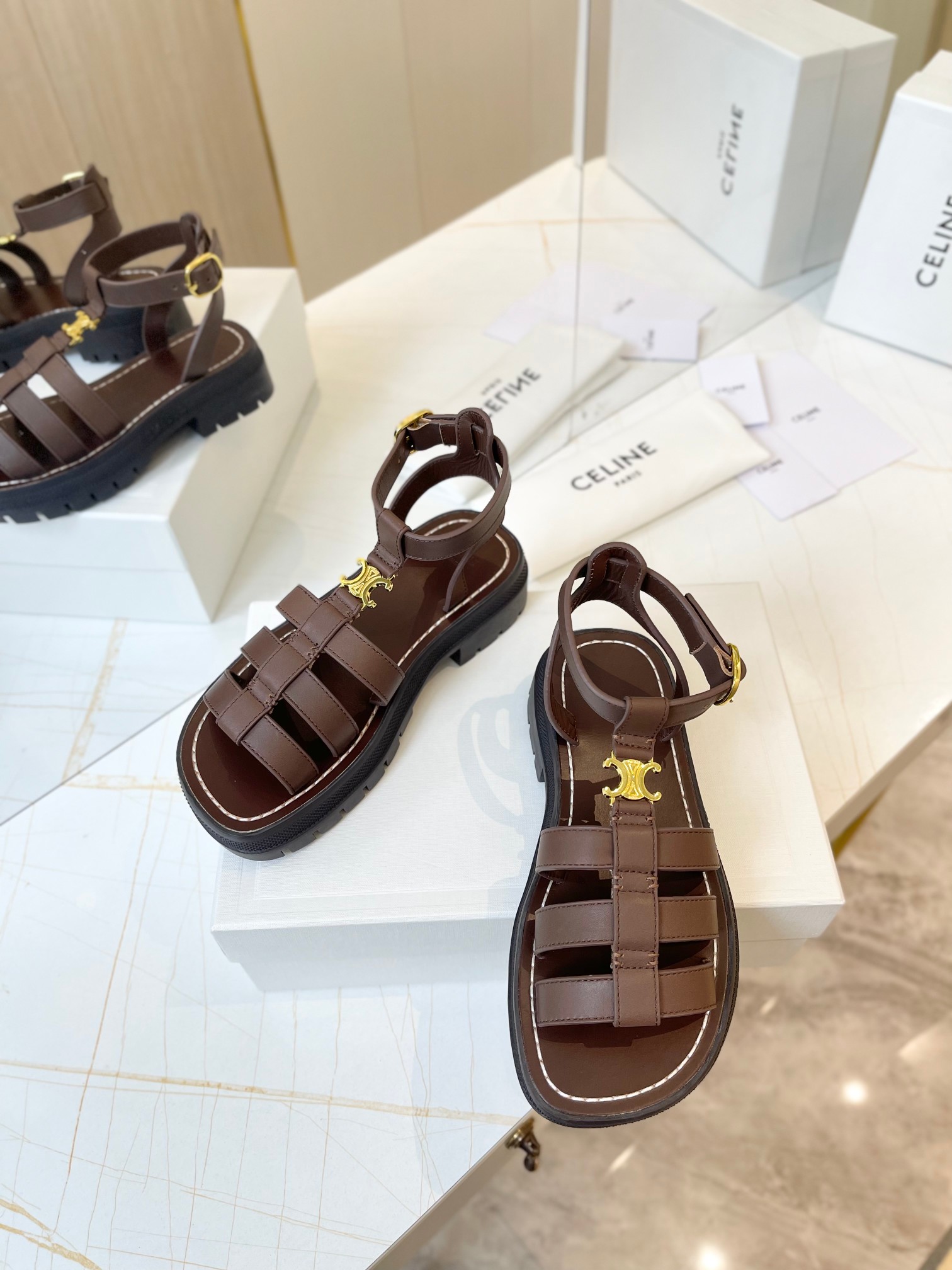 NO:390885,Celine SS's latest hot sandals for spring grass planting in summer with socks, it's absolutely amazing. The retro point brings a full sense of fashionable appearance on the original version and is purchased and developed, and the highest output is restored to the original customized retro feel... Fabric: cowhide imprinting process oil edges Inner: cowhide outsole: original open mold wear-resistant velvet combination sole Size: 35-41 (customized for 40-41), high heels sandals, celine, celine, sandals, high heels, cowhide, socks19860909Celine赛琳SS春季种草最新爆款沙滩凉鞋夏天搭配袜子,简直绝绝子 复古的点上带上了满分时髦感颜值原版购入开发,依旧最高输出还原原版定制复古感…… 面料:牛皮压印工艺油边 内里:牛皮 大底:原版开模耐磨绒组合底 码数:35-41（40-41订做）,高跟鞋凉鞋,celine,celine,sandals,high heels,cowhide,socks,Women's Shoes