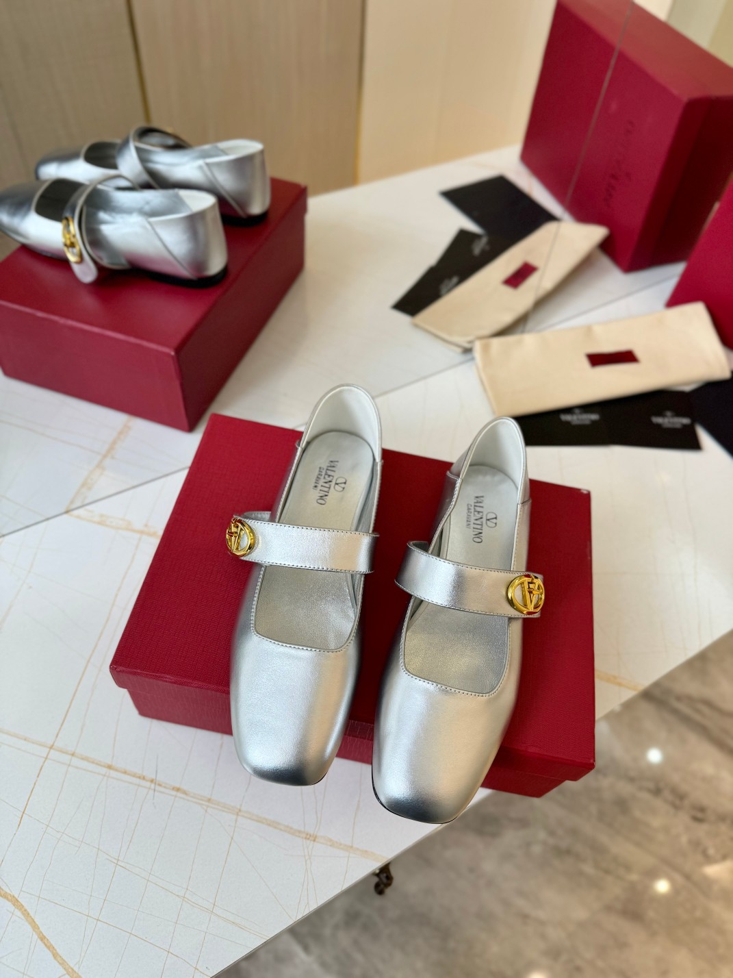 NO:238389,Valentino Women's VLOGO LOCKER Ma Lizhen, ballet shoes. Light gold knob opening and closing - elastic strap - foldable heel for feet Cowhide - heel height 0.5 - rubber outsole - Made in Italy -35-41. (40-41 custom size), ballet shoes, valentino, valentino, cowhide19860909华伦天奴Valentino 女士VLOGO LOCKER马丽珍,芭蕾舞鞋.淡金色旋钮开合 -弹力饰带 - 可脚踩折叠鞋跟 牛皮 -跟高0.5 - 橡胶大底 - 意大利制造 -35-41.（40-41订制码数）,芭蕾舞鞋,valentino,valentino,cowhide,Women's Shoes