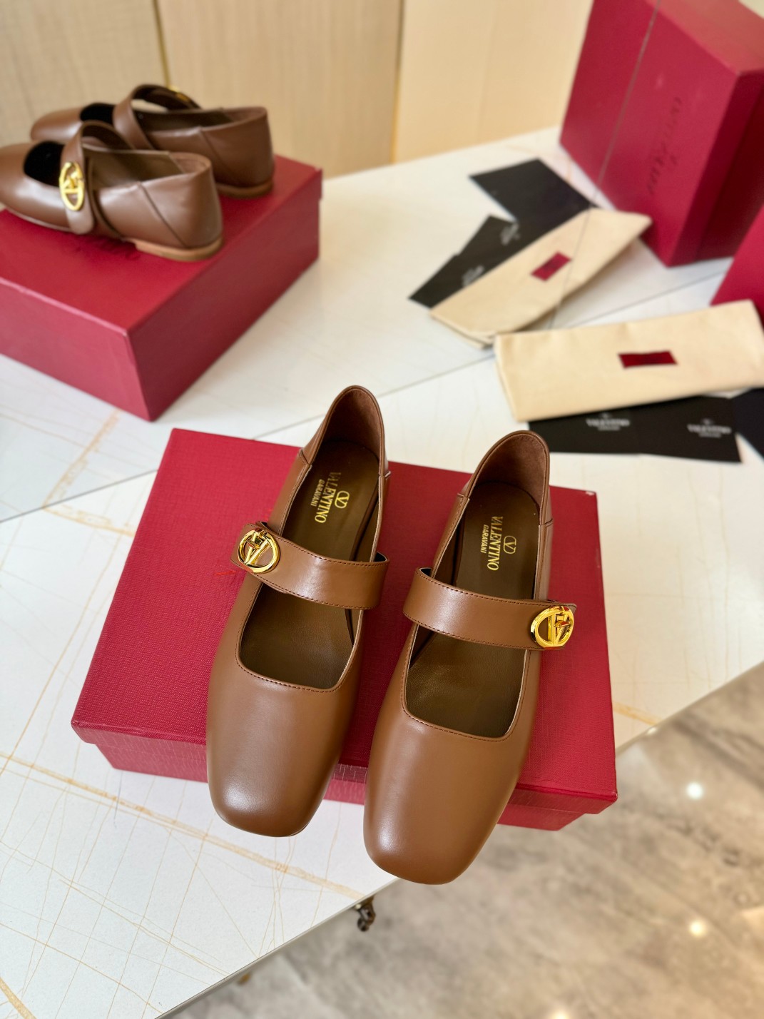 NO:238391,Valentino Women's VLOGO LOCKER Ma Lizhen, ballet shoes. Light gold knob opening and closing - elastic strap - foldable heel for feet Cowhide - heel height 0.5 - leather outsole - Made in Italy -35-41. (40-41 custom size), ballet shoes, valentino, valentino, cowhide, Leather soles19860909华伦天奴Valentino 女士VLOGO LOCKER马丽珍,芭蕾舞鞋.淡金色旋钮开合 -弹力饰带 - 可脚踩折叠鞋跟 牛皮 -跟高0.5 - 真皮大底 - 意大利制造 -35-41.（40-41订制码数）,芭蕾舞鞋,valentino,valentino,cowhide,Leather soles,Women's Shoes