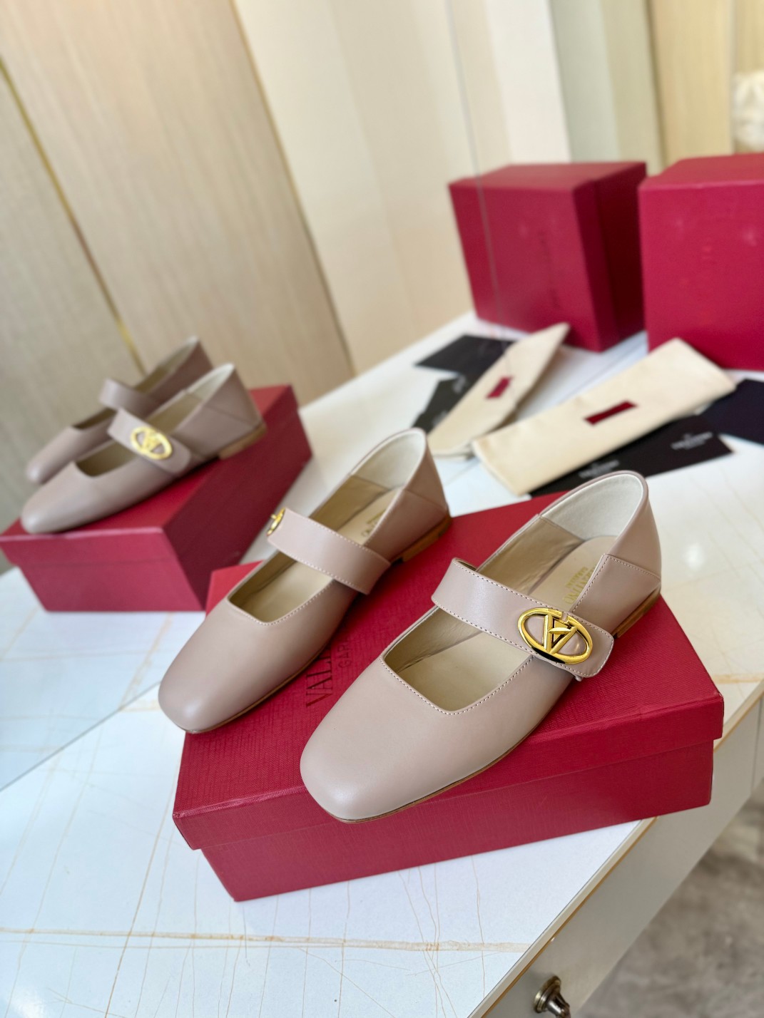 NO:238393,, Valentino Valentino Women's VLOGO LOCKER Ma Lizhen, ballet shoes. Light gold knob opening and closing - elastic strap - foldable heel for feet Cowhide - Heel height 0.5 - genuine leather outsole - Made in Italy -35-41. (40-41 custom size), ballet shoes, valentino, valentino, cowhide, Leather soles19860909,华伦天奴Valentino 女士VLOGO LOCKER马丽珍,芭蕾舞鞋.淡金色旋钮开合 -弹力饰带 - 可脚踩折叠鞋跟 牛皮 -跟高0.5 - 真皮大底 - 意大利制造 -35-41.（40-41订制码数）,芭蕾舞鞋,valentino,valentino,cowhide,Leather soles,Women's Shoes