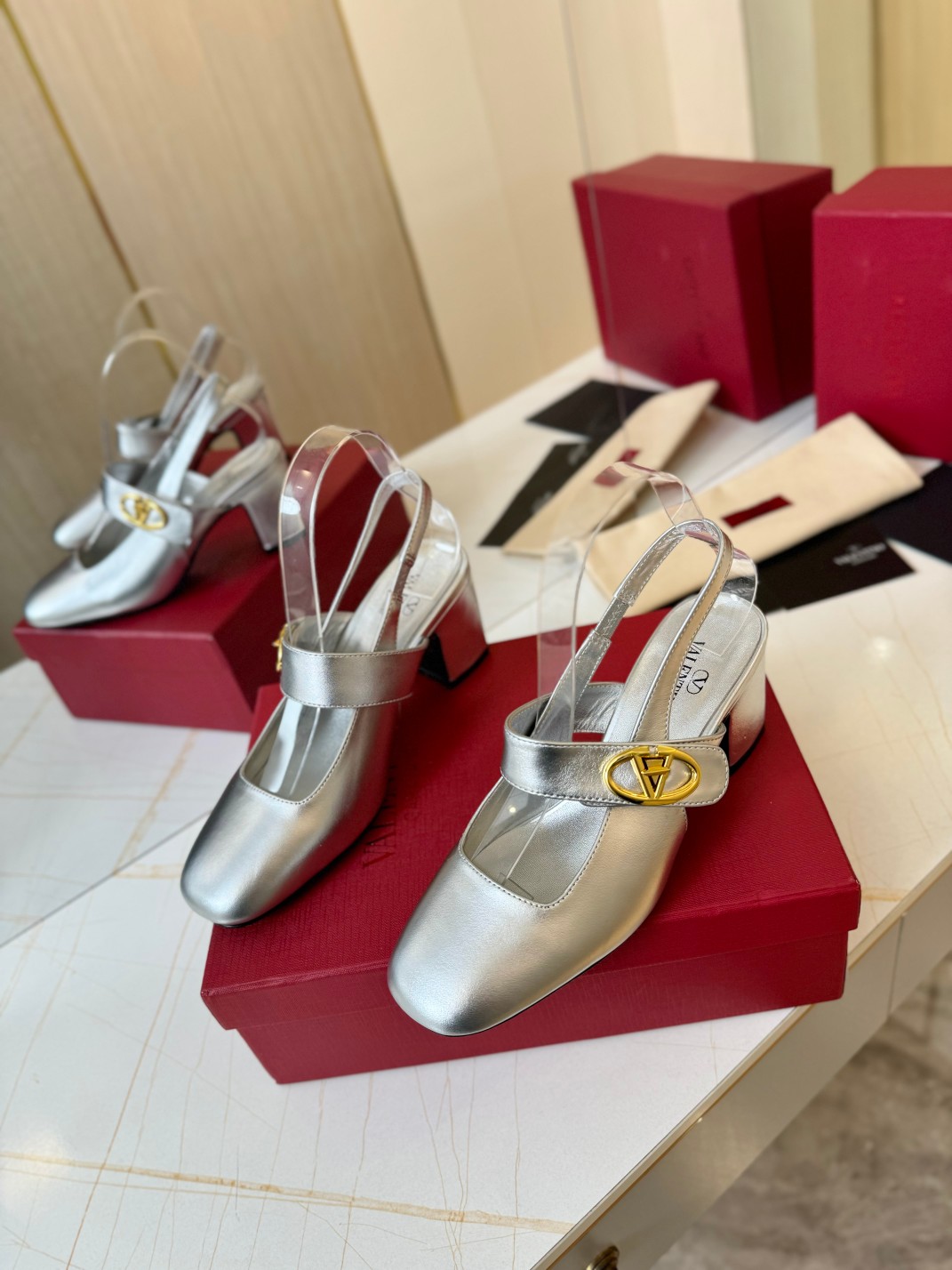 NO:238381,/ Valentino Latest Sandals Wrapped Ankle Strap Stud Sandals Elegant Style to Create a Different Feel!   It is an indispensable shoe in your shoe cabinet!  Simple and elegant style, the highest version in the market ◆ Customized ox-patterned leather ◆ ◆ Imported sheepskin with inner lining and footrest ◆ ◆ Outsole Italian leather outsole ◆ ◆ Heel height 6◆ show bdetails —————————————— ◢size. ｜35-39 (40 41 42 customization) ◣, sandals, valentino, sandals, sheepskin, Leather soles19860909/ 华伦天奴  最新凉鞋 环绕式踝脚带铆钉凉鞋  优雅风格,创造不一样的感觉！  它是你鞋柜里不可缺少的鞋！ 简约气质款式,市场最高版本   ◆ 材料定制牛纹皮 ◆ ◆ 内里、垫脚进口羊皮◆ ◆ 大底意大利真皮大底 ◆ ◆ 跟高6◆ show bdetails ————————————  ◢size. ｜35-39（40 41 42定制）◣,凉鞋,valentino,sandals,sheepskin,Leather soles,Women's Shoes