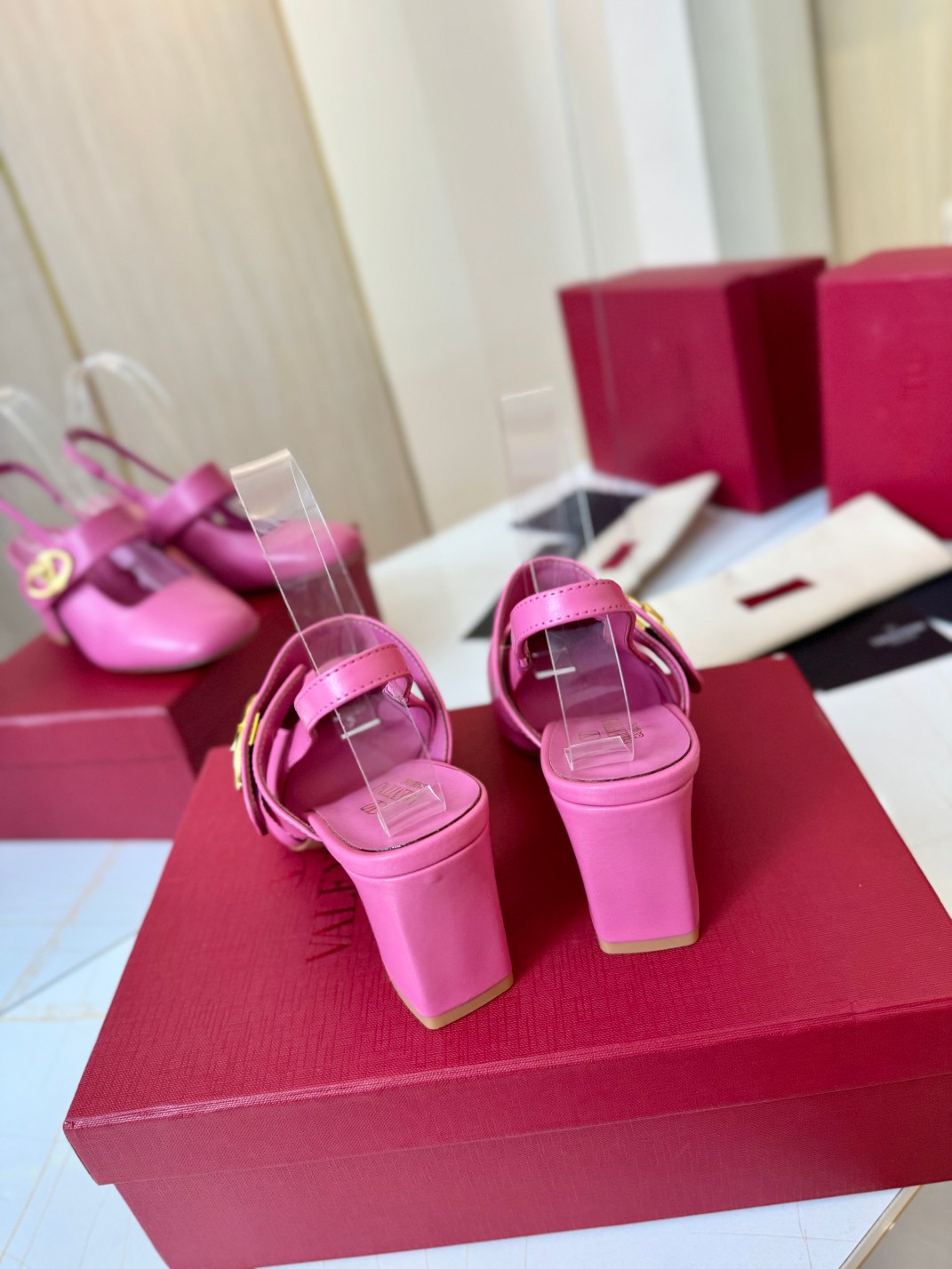 NO:238385,/ Valentino's latest sandals wrap-around ankle strap shoes elegant style to create a different feeling!   It is an indispensable shoe in your shoe cabinet!  Simple and elegant style, the highest version in the market ◆ Customized ox-patterned leather ◆ ◆ Imported sheepskin with inner lining and footrest ◆ ◆ Outsole Italian leather outsole ◆ ◆ Heel height 6◆ show bdetails —————————————— ◢size. ｜35-39 (40 41 42 customization) ◣, sandals, valentino, sandals, sheepskin, Leather soles19860909/ 华伦天奴  最新凉鞋 环绕式踝脚带鞋  优雅风格,创造不一样的感觉！  它是你鞋柜里不可缺少的鞋！ 简约气质款式,市场最高版本   ◆ 材料定制牛纹皮 ◆ ◆ 内里、垫脚进口羊皮◆ ◆ 大底意大利真皮大底 ◆ ◆ 跟高6◆ show bdetails ————————————  ◢size. ｜35-39（40 41 42定制）◣,凉鞋,valentino,sandals,sheepskin,Leather soles,Women's Shoes