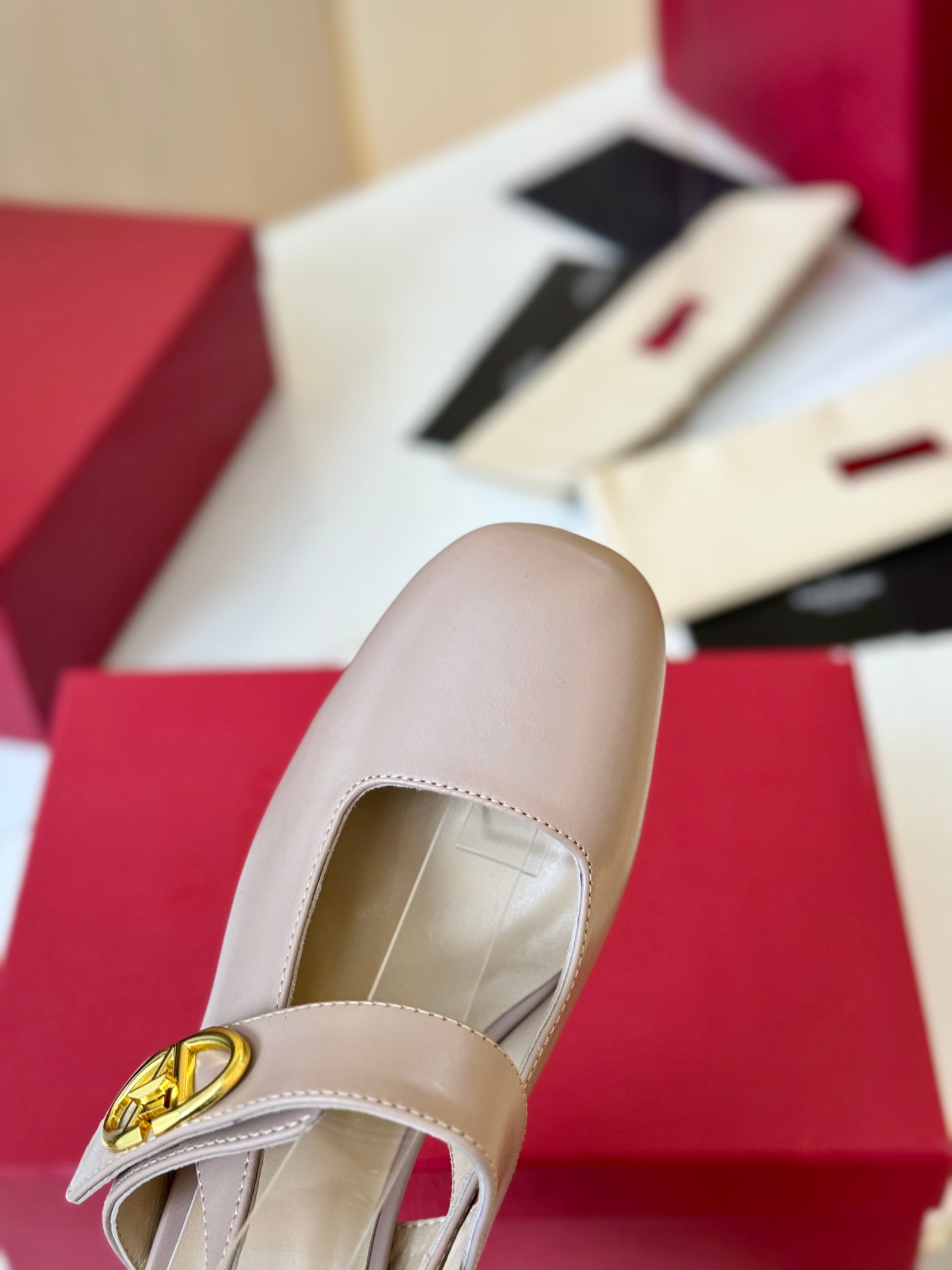 NO:238387,,Valentino / Valentino Latest Sandals Wrapped Ankle Strap Shoes Elegant Style, Create a Different Feel!   It is an indispensable shoe in your shoe cabinet!  Simple and elegant style, the highest version in the market ◆ Customized ox-patterned leather ◆ ◆ Imported sheepskin with inner lining and footrest ◆ ◆ Outsole Italian leather outsole ◆ ◆ Heel height 6◆ show bdetails —————————————— ◢size. ｜35-39 (40 41 42 customization) ◣, sandals, valentino, sandals, sheepskin, Leather soles19860909,华伦天奴 / 华伦天奴  最新凉鞋 环绕式踝脚带鞋  优雅风格,创造不一样的感觉！  它是你鞋柜里不可缺少的鞋！ 简约气质款式,市场最高版本   ◆ 材料定制牛纹皮 ◆ ◆ 内里、垫脚进口羊皮◆ ◆ 大底意大利真皮大底 ◆ ◆ 跟高6◆ show bdetails ————————————  ◢size. ｜35-39（40 41 42定制）◣,凉鞋,valentino,sandals,sheepskin,Leather soles,Women's Shoes