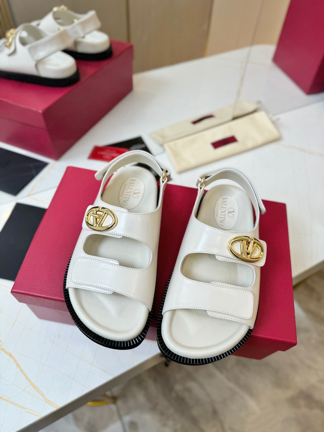 NO:233741,/Valentino has been a national treasure brand in Italy since the 1960s. It has been a long-lasting and has never been out of date. One of the essential items: high-end custom imported. Fabric black cowhide and inner sheepskin. Size: 35-40. (customized for 41-42), sandals, valentino, sandals, cowhide, sheepskin19860909/华伦天奴  从60年代以来一直都是意大利的国宝级品牌.历久弥新,深入人心永不过时.必备单品之一   高端定制进口. 面料黑色牛皮.内里羊皮里.码数:35-40.（41-42定做）,凉鞋,valentino,sandals,cowhide,sheepskin,Women's Shoes