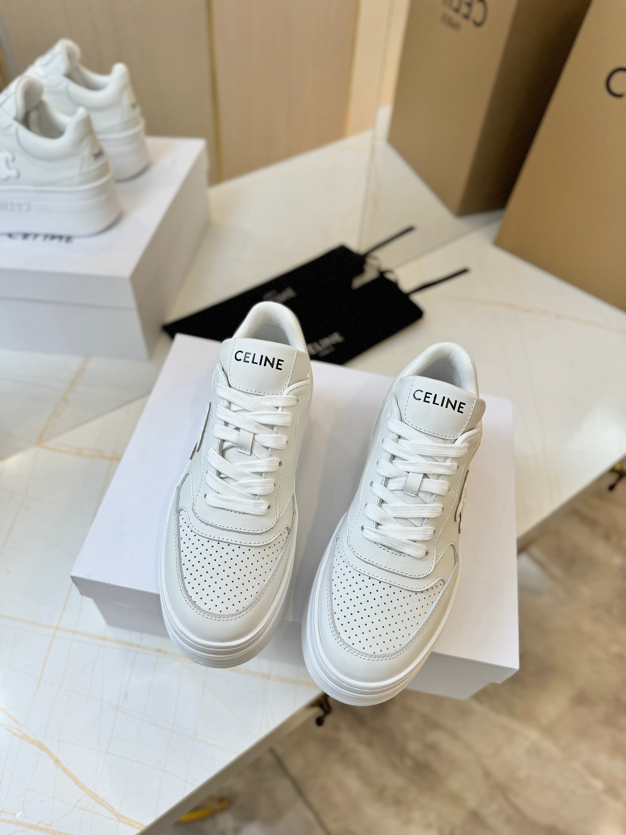 NO:173436,High-version CELINL/Celin classic thick-soled casual sports shoes. The thick-soled shoes that small girls love are also arranged. The leg pulling effect is comparable to leg plastic surgery. It makes your legs look thin and long. You can easily hold them in all styles. You can match them casually!  The shoe shape is the soul of the white shoes. The inner space of the head shape is very rich. The curves and details of each line have been repeatedly polished. The upper is customized with original top layer cowhide. The delicate patterns are clearly visible. The inner breathable grid has an exhaust effect. It is not stuffy in summer. The original molded TPU sole is opened. The foot feels like Q and Q. Even the thick sole does not feel tired at all~ Size35-39 (4 customized), casual shoes/sports shoes, celine, celine, sneakers, cowhide19860909高版本 CELINL/赛琳经典厚底休闲运动小白鞋 小个子女生最爱的厚底鞋也安排上了 拉腿效果堪比腿部整形 巨显腿细腿长 各种风格都能轻松hold住 随便搭！ 鞋型是小白鞋的灵魂 头型内空间很富裕 每一个线条的弧度和细节都是经过反复打磨 鞋面定制原版头层牛皮 细腻的纹路清晰可见 内里透气网格 起到排气效果 夏天穿不闷热 原厂开模TPU大底 脚感踩下去Q弹Q弹的 即便是厚底也丝毫没有累脚的感觉哦～ Size35-39（4定制）,休闲鞋/运动鞋,celine,celine,sneakers,cowhide,Women's Shoes