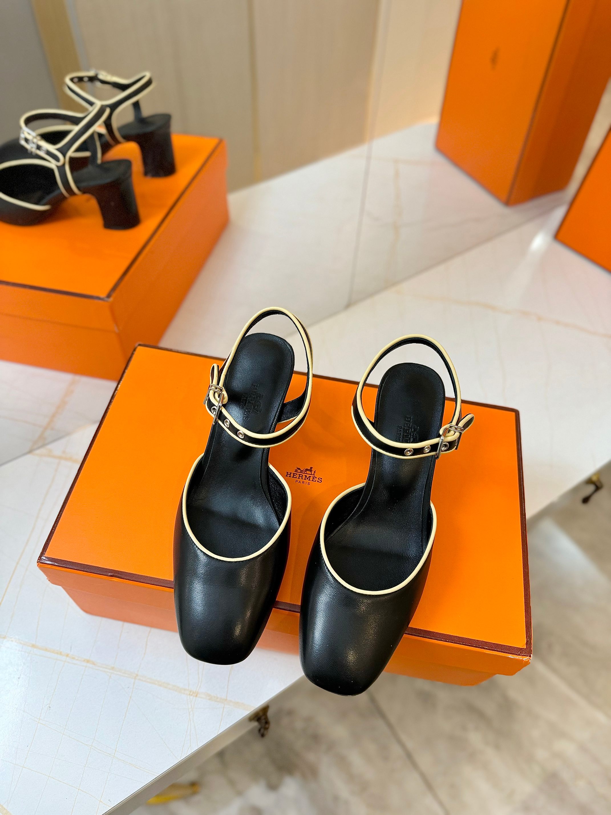 NO:238940,High-version Hermès/Hermès Classic H thick-heeled sandals Extremely retro design, strong exotic style, full of fashionable feeling, and a tone for casual wear. Simple styles are great if you match them with high-end feel. It is hard not to like versatile colors and smooth lines!  The fabric is imported cowhide/Yangjing. The inner foot pads are all lambskin. Leather outsole. Heel height is 6.5cm. Size35-39 (customized by 40/41/42), sandals, hermes, hermes, sandals, cowhide, sheepskin, sheep, Leather soles19860909高版本 Hermès/爱马仕经典H 粗跟高跟凉鞋 极约复古的设计 浓厚的异域风情 时髦感十足、随便上脚都很有腔调 简简单单的款式随便搭配一下高级感就很棒 百搭的颜色流畅的线条很难不爱！ 面料采用进口牛皮/羊京 内里垫脚均为小羊皮 真皮大底 跟高6.5cm Size35-39(40/41/42定制）,凉鞋,hermes,hermes,sandals,cowhide,sheepskin,sheep,Leather soles,Women's Shoes