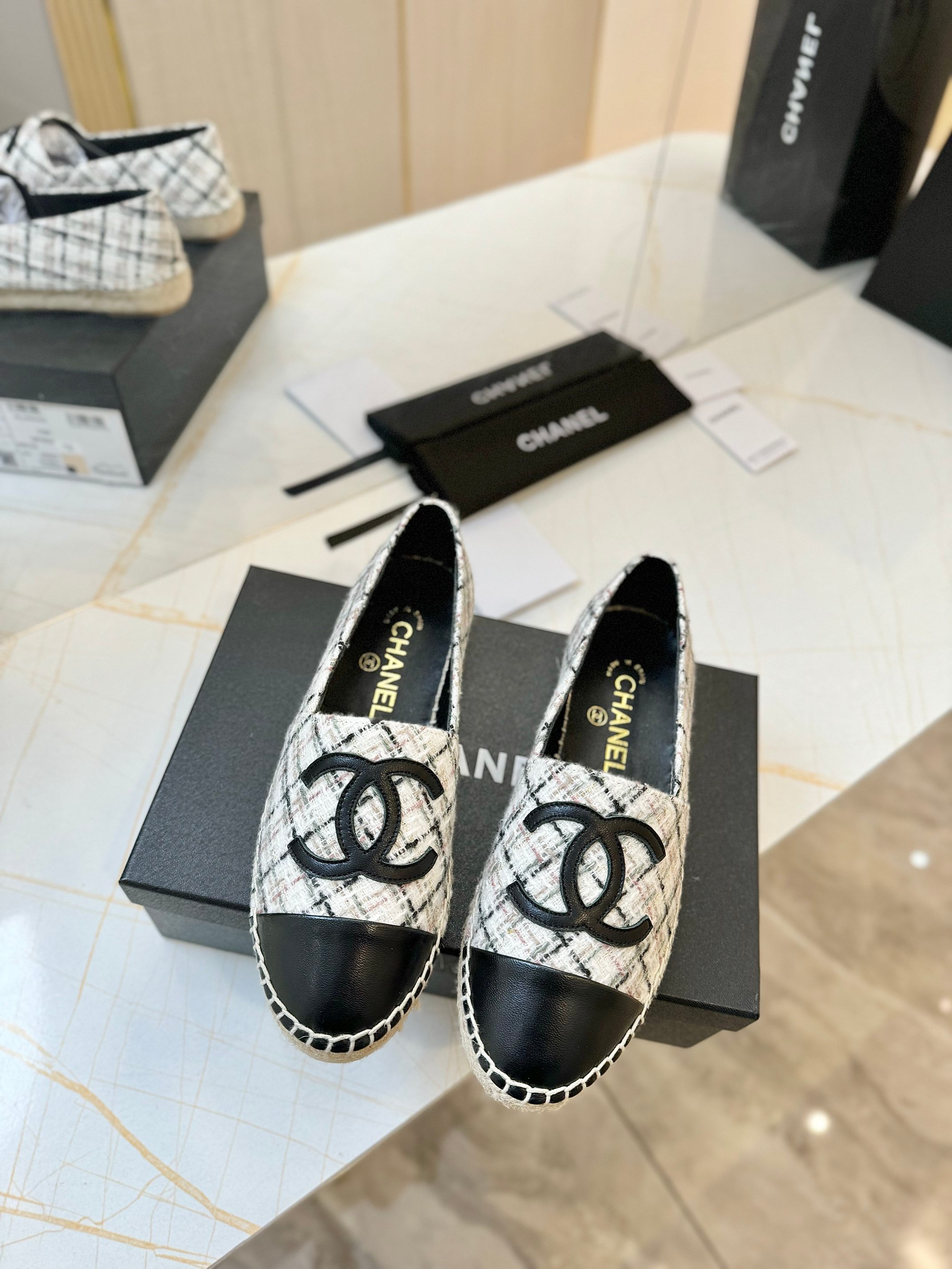 NO:238363,CHANEL Chanel new hemp rope bottom fisherman shoes. The upper is imported printed cloth, the inner cushion is silk sheepskin, super soft sheep foot pad, original glue-injected translucent rubber original color luster bottom. size35-40 (34, 41, 42 can be customized, no return or exchange), fisherman shoes, chanel, chanel, espadrilles, sheepskin19860909CHANEL香奈儿新麻绳底渔夫鞋.鞋面采用进口印花布,内里垫为丝绸羊皮,超柔软绵羊垫脚,原版注胶半透明橡胶原色麻底.size35-40（34、41、42可定做,不退换）,,渔夫鞋,chanel,chanel,espadrilles,sheepskin,Women's Shoes