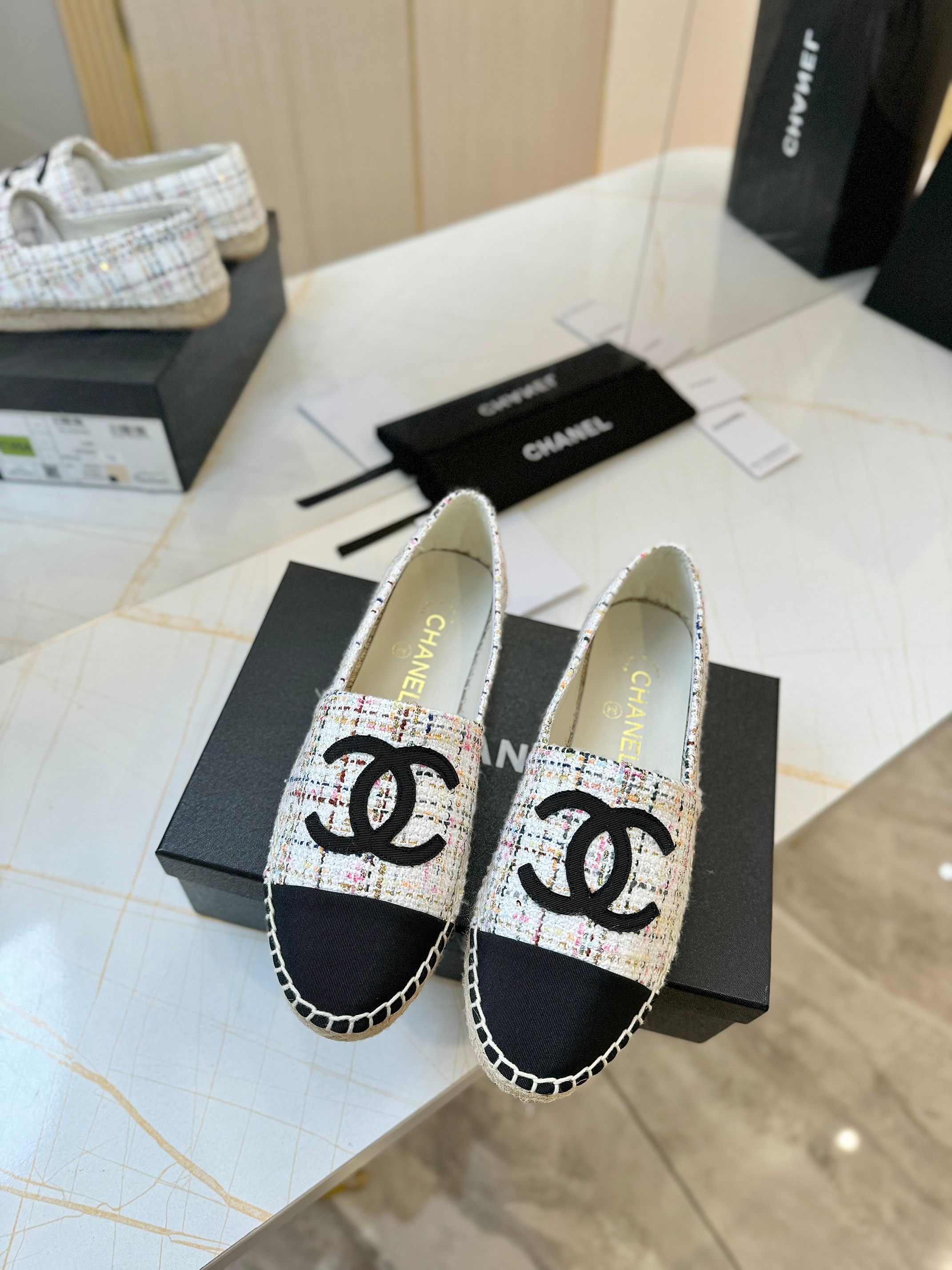 NO:238369,-CHANEL Chanel new hemp rope bottom fisherman shoes. The upper is made of imported printed cloth, the inner cushion is silk sheepskin, super soft sheep foot pad, original glue-injected translucent rubber original color luster bottom. size35-40 (34, 41, 42 can be customized, no return or exchange) p, fisherman shoes, chanel, chanel, espadrilles, sheepskin19860909-CHANEL香奈儿新麻绳底渔夫鞋.鞋面采用进口印花布,内里垫为丝绸羊皮,超柔软绵羊垫脚,原版注胶半透明橡胶原色麻底.size35-40（34、41、42可定做,不退换）p,渔夫鞋,chanel,chanel,espadrilles,sheepskin,Women's Shoes