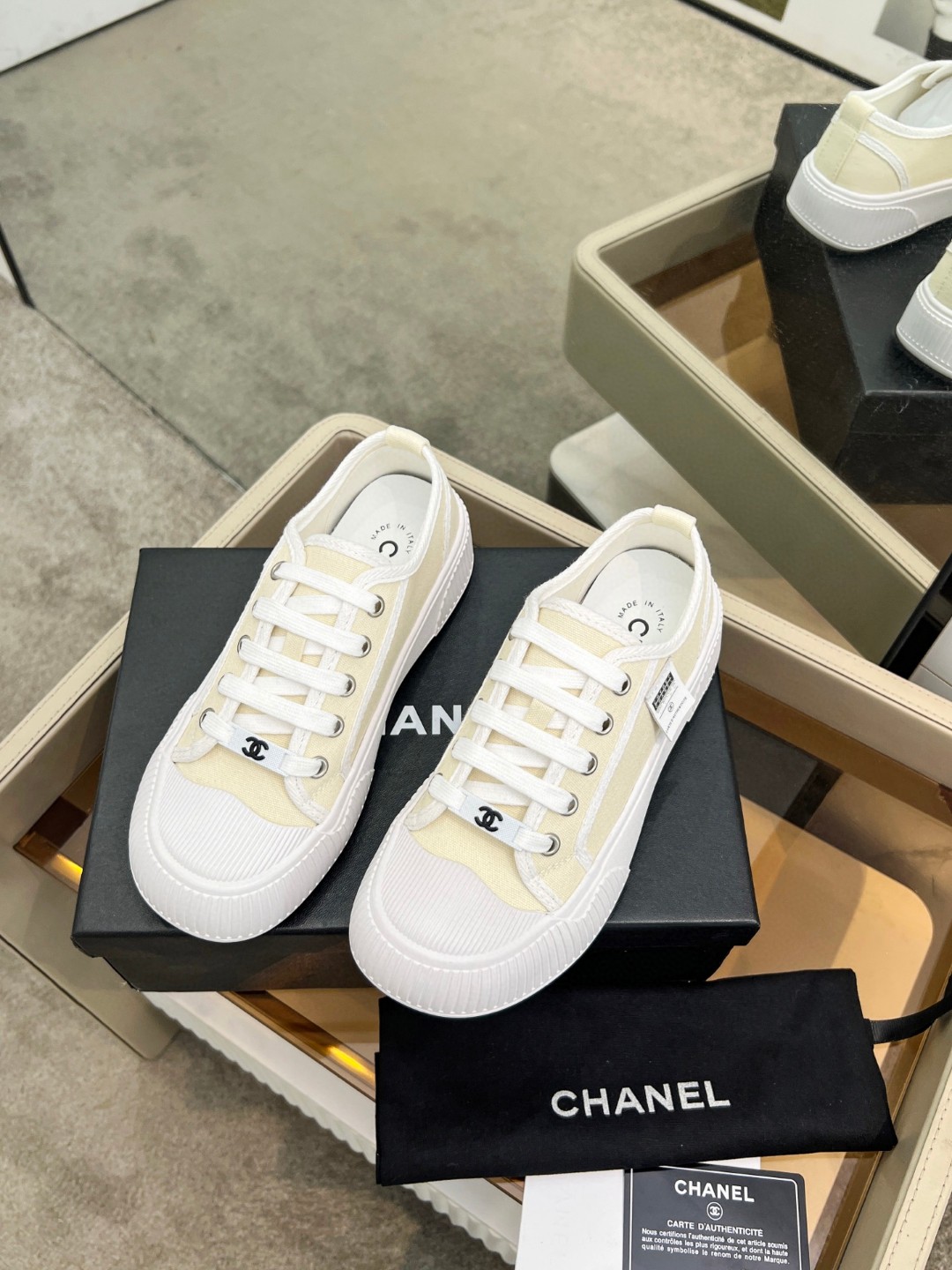 NO:254451,hello, sisters, today I bring you a spring versatile canvas shoes. Sisters who like it must not miss it. Let me tell you a few of my actual test experiences~ The design style is unique, this canvas shoes combine retro and fashion, showing a unique artistic style. Every step is full of power, this autumn, let you walk at the front end of the popular. The sole is made of high-end rubber, which is both wear-resistant and non-slip, and can walk steadily whether on the streets of the city or on the trails in the suburbs. ♀ The color is simple and fashionable, and it looks full of vitality, satisfying your choice. What is important is that this canvas shoes is a versatile artifact. Whether it is matched with jeans or casual pants, it can make you exude a unique charm in spring. Size 35-40, casual shoes/sports shoes, sneakers, jeans19860909hello,姐妹们,今天给大家带来一款春季小香百搭帆布鞋,喜欢的姐妹千万不要错过哦.说几个我实测的感受～ 设计风格独特,这款帆布鞋将复古与时尚融合,展现了独特的艺术风格.每一步都充满力量,这个秋季,让你走在流行的前端. 鞋底采用高级橡胶材质,既耐磨又防滑,无论是在城市街头还是在郊外小径,都能稳稳地走下去.♀ 颜色简约时尚,看上去活力满满,满足你的选择. 重要的是,这款帆布鞋是百搭神器,无论是搭配牛仔裤还是休闲裤,都能让你在春天里散发出独特的魅力. 码数35-40,休闲鞋/运动鞋,sneakers,jeans,Women's Shoes