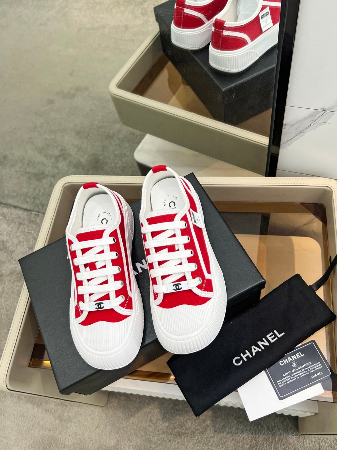 NO:254456,hello, sisters, today I bring you a spring versatile canvas shoes. Sisters who like it must not miss it. Let me tell you a few of my actual test experiences~ The design style is unique, this canvas shoes combine retro and fashion, showing a unique artistic style. Every step is full of power, this autumn, let you walk at the front end of the popular. The sole is made of high-end rubber, which is both wear-resistant and non-slip, and can walk steadily whether on the streets of the city or on the trails in the suburbs. ♀ The color is simple and fashionable, and it looks full of vitality, satisfying your choice. What is important is that this canvas shoes is a versatile artifact. Whether it is matched with jeans or casual pants, it can make you exude a unique charm in spring. Size 35-40, casual shoes/sports shoes, sneakers, jeans19860909hello,姐妹们,今天给大家带来一款春季小香百搭帆布鞋,喜欢的姐妹千万不要错过哦.说几个我实测的感受～ 设计风格独特,这款帆布鞋将复古与时尚融合,展现了独特的艺术风格.每一步都充满力量,这个秋季,让你走在流行的前端. 鞋底采用高级橡胶材质,既耐磨又防滑,无论是在城市街头还是在郊外小径,都能稳稳地走下去.♀ 颜色简约时尚,看上去活力满满,满足你的选择. 重要的是,这款帆布鞋是百搭神器,无论是搭配牛仔裤还是休闲裤,都能让你在春天里散发出独特的魅力. 码数35-40,休闲鞋/运动鞋,sneakers,jeans,Women's Shoes