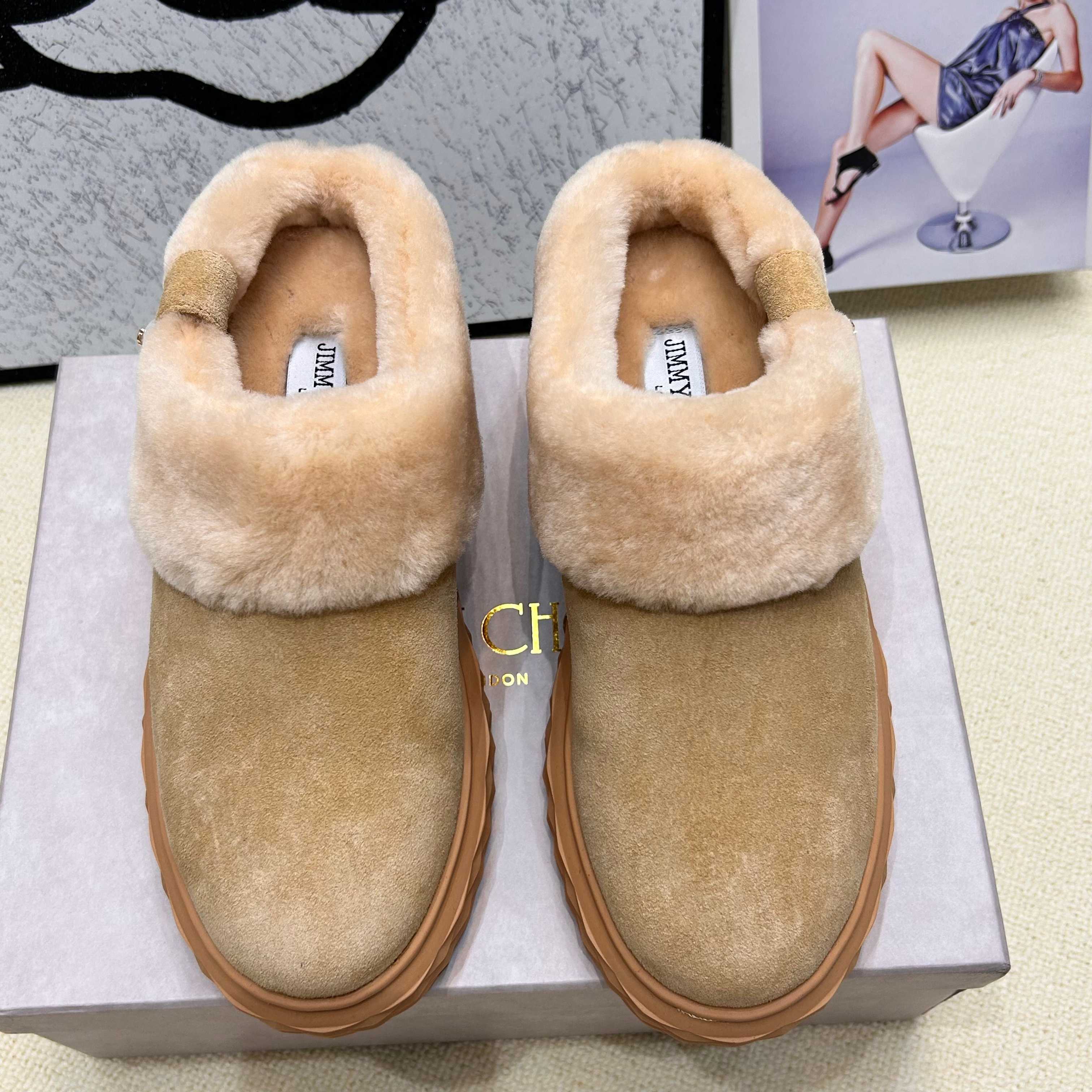 NO:648467,, the new JIMMY CHOO, exclusively sold, slippers lined with wool, designed with the latest technology, with a strong three-dimensional effect and the integration of multiple technologies, subverting fashion, super stylish!  The matching is super beautiful. The original version is 1:1, the real wool warm snow boots are versatile and trendy, both salty and sweet!  New layout Size35-40, furry shoes, jimmy choo, jimmy choo, boots, slippers19860909、新款吉米周 JIMMY CHOO ,独家发售,拖鞋羊毛里,采用最新工艺设计,立体感强多种工艺融合一起,颠覆时尚,超级有型！搭配超美.原版一比一,真羊毛保暖雪地靴 百搭又潮流,可盐可甜！新版面 Size35-40,毛毛鞋,jimmy choo,jimmy choo,boots,slippers,Women's Shoes