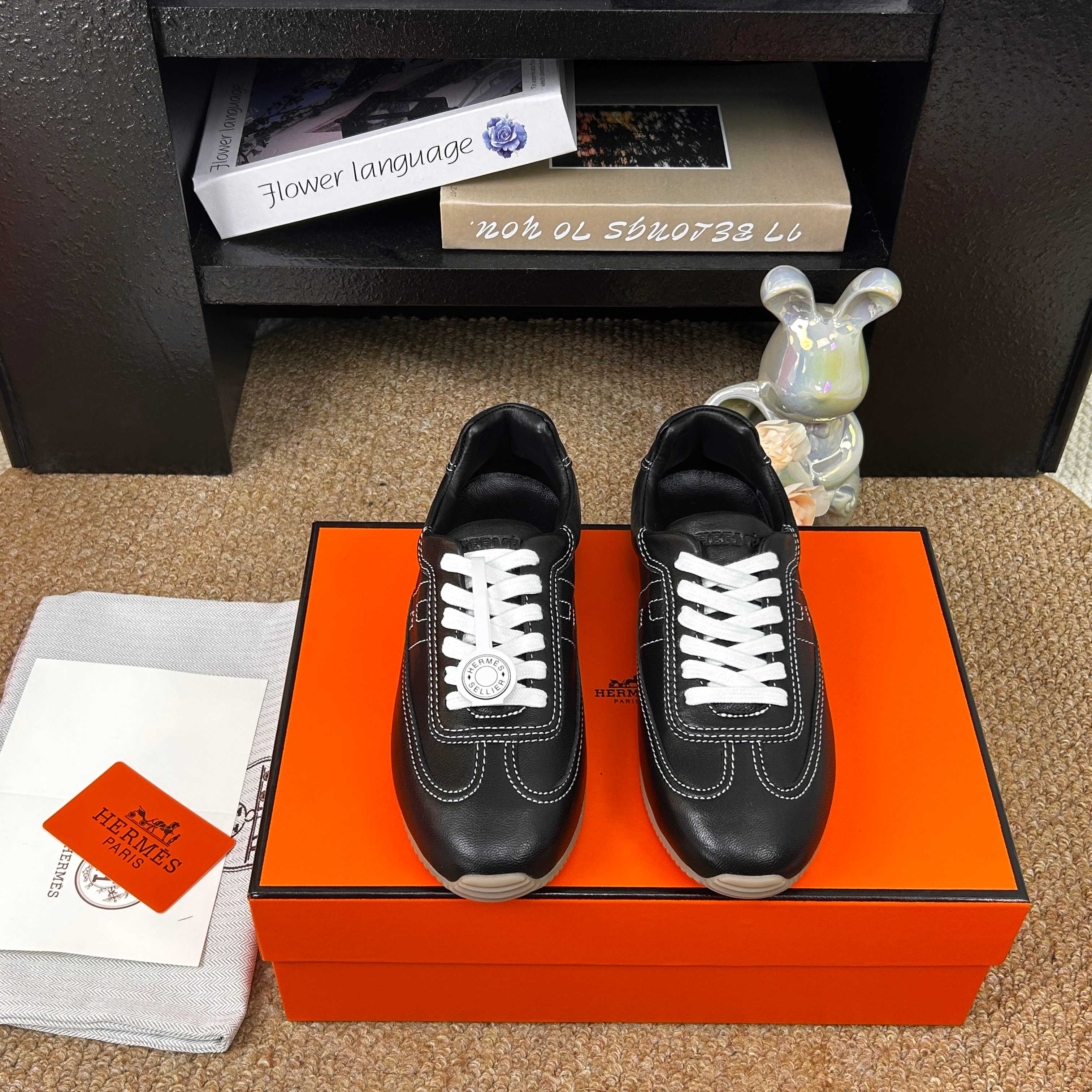 NO:682365,Hermer moral training shoes are the white moonlight of big-name sports moral training. They are infused with the high-end luxury DNA unique to big brands-vegetated soft cowhide + high-mercerized sheepskin. The slender shoe shape makes the feet visually appear slimmer, and the minimalist skeleton stitching is the designer's inspiration canvas!  Lightweight rubber outsole feels great underfoot!  Color brown, white, black, light yellow, pink, size 35--40, casual shoes/sports shoes, hermes, sneakers, cowhide, sheep19860909Hermer德训鞋就是大牌运动德训的白月光,注入大牌们独有的高奢DNA-植柔软牛皮+高丝光羊猄皮,修长的鞋型让视觉上显脚瘦,极简骨架车线是设计师的灵感画布！轻便橡胶大底,脚感超好！ 颜色棕色,白色,黑色,淡黄,粉色 码数35--40,休闲鞋/运动鞋,hermes,sneakers,cowhide,sheep,Women's Shoes