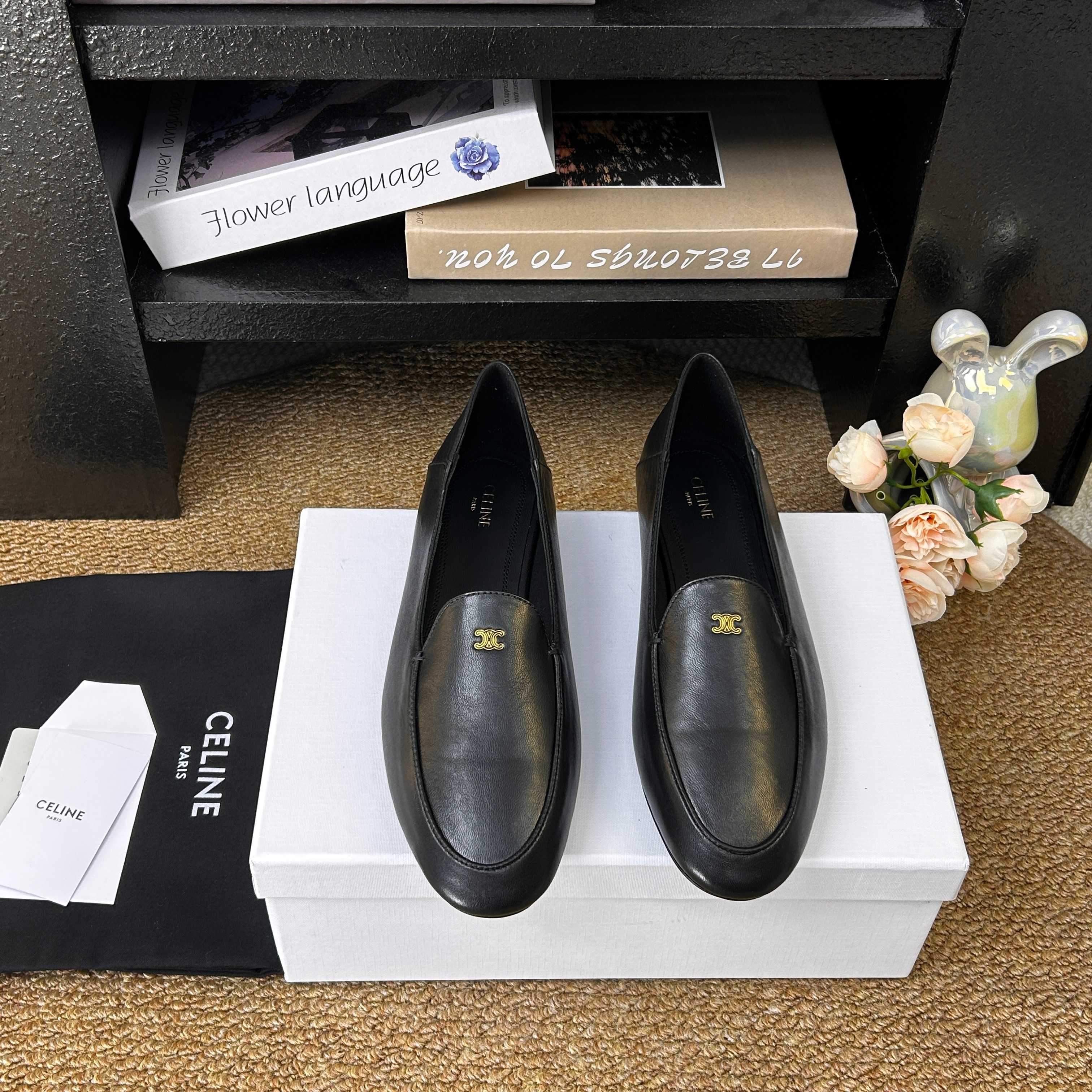 NO:706720,G178Celine/Celine 26WF new Arc de Triomphe heel loafers When the lazy tone of the Left Bank of Paris collides with the casual trend, this pair of loafers is based on the classic shoe shape and the heel as the soul. The soul of the shoe body is undoubtedly the iconic Arc de Triomphe logo. The neat lines replicate the architectural edges and corners of the Arc de Triomphe in Paris. They are clear and not stiff and are integrated with the upper material. Every detail hides CELINE's century-old heritage. This symbol is never a label to show off.  It is a silent declaration of the independent character of contemporary women, writing the elegance and freedom of contemporary women, making every step a gentle encounter of French romance. The fabric is made of original customized leather, and the lining and toes are all sheepskin. The soles are genuine leather outsole imported from Italy, size 35-39 (customized 40/41), loafers, celine, celine, loafers, sheepskin, Leather soles19860909G178Celine/赛琳26WF新品凯旋门踩跟乐福鞋 当巴黎左岸的慵懒腔调碰撞随性风潮 这双乐福鞋以经典鞋型为骨 以踩跟为魂 鞋身灵魂当属标志性凯旋门标识 线条利落复刻巴黎凯旋门建筑棱角 清晰不生硬 与鞋面材质浑然一体 每一处细节都藏着CELINE的百年底蕴 这枚符号从不是炫耀的标签 是当代女性独立风骨的无声宣言 书写当代女性的优雅与自在 让每一步成为法式浪漫的温柔邂逅. 面料采用原版定制皮料 内里踮脚均为羊皮 鞋底意大利进口真皮大底 size35-39（40/41定制）,乐福鞋,celine,celine,loafers,sheepskin,Leather soles,Women's Shoes