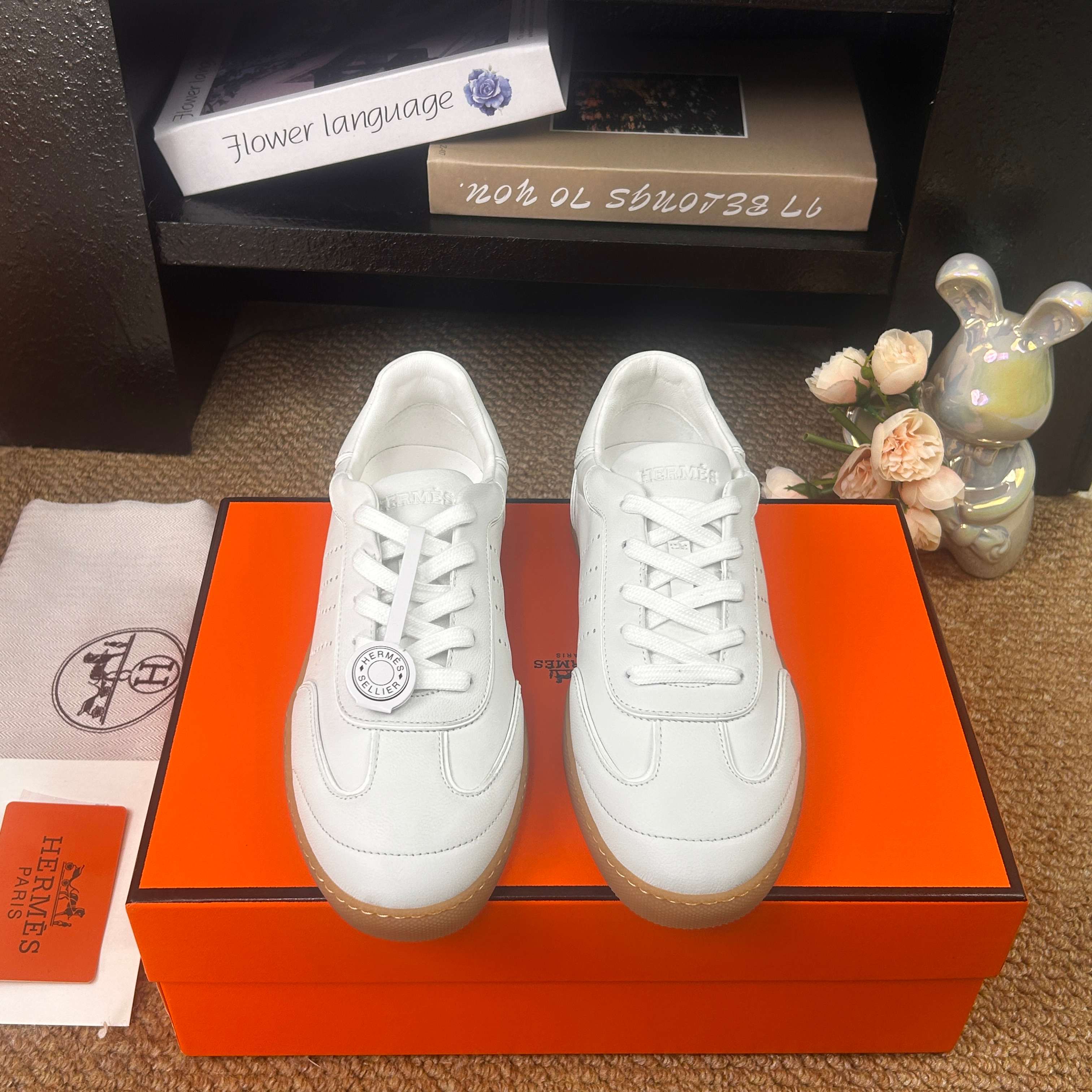 NO:706747,Hermes Match is a pair of Hermès women's shoes that are more 'light sports + minimalist'. The upper is mainly made of calf leather. The leather is soft and smooth, with a delicate touch, and the surface is clean and not shiny. The textured structure makes the whole pair of shoes light and breathable, and the eyes are very refreshing. The rubber sole is lightweight and supportive, and the walking response is clean and does not drag your feet.  The foot feel is characterized by being light, stable, and soft. The forefoot is not tight, and the foot shape looks neater. The upper is naturally wrapped and does not press on the foot, and the weight is light and easy to walk. The temperament of Match is a sports shoe with a more urban feel, and the feminine lines make the proportions look more slender. The style is clearly positioned as low-key, high-end, and durable. It is suitable for urban commuting, daily wear, and travel scenes. The colors are mainly white, milk white, gray, and beige, which show a very clean and neat temperament.  Color: all white, white brown, brown leather + cloth, black leather + cloth, size 35-40 (men's size can be ordered), casual shoes/sports shoes, hermes, hermes, sneakers, cowhide19860909Hermes Match 是爱马仕女鞋里更偏「轻运动＋极简」路线的一双.鞋面以小牛皮为主,皮质柔软顺滑,触感细腻,表面光泽干净不油亮.搭配织面结构,让整双鞋轻盈又透气,视觉很清爽.橡胶鞋底轻量、有支撑,走路反应干净,不拖脚. 脚感特点是轻、稳、柔和.前掌不紧,脚型看起来更利落.鞋面包裹自然,不压脚面,重量分布轻巧,步伐轻松.Match 的气质是都市感更强的运动鞋,女性化的线条让比例看起来更修长.款式定位明确低调、高级、耐看.适合城市通勤、日常穿搭、旅行场景.颜色以白、奶白、灰、米色为主,非常显干净利落气质. 颜色全白色,白棕色,棕皮+布, 黑皮+布 码数35-40（男码可接订单）,休闲鞋/运动鞋,hermes,hermes,sneakers,cowhide,Women's Shoes