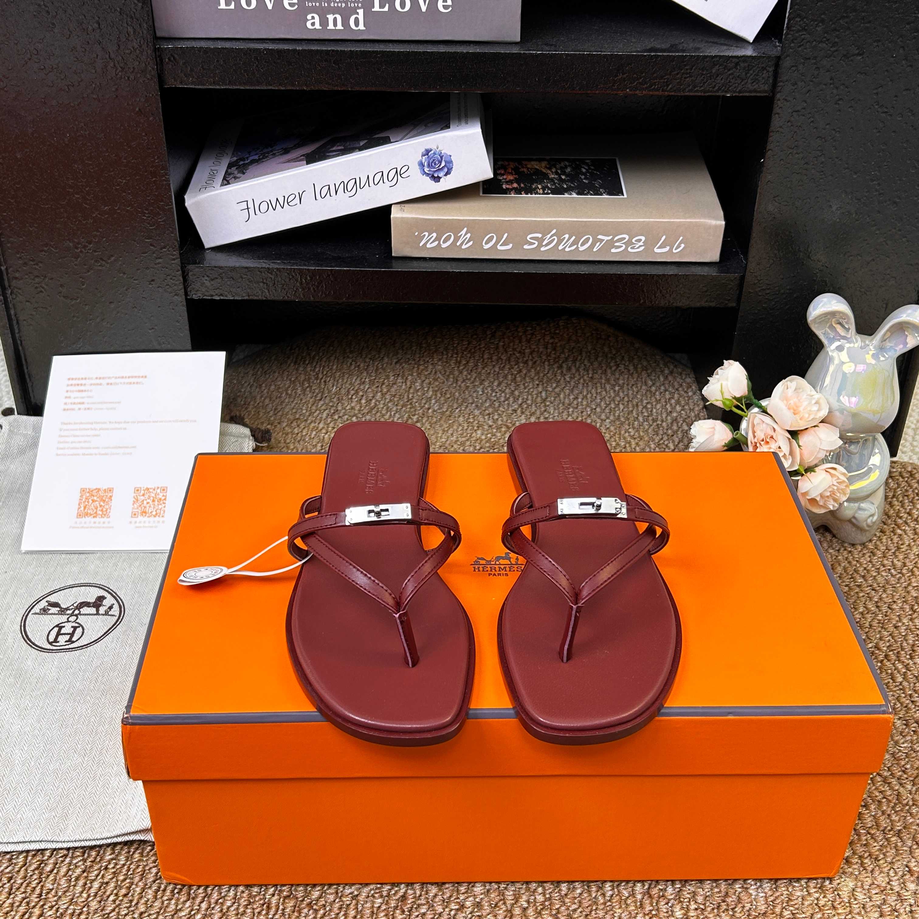 NO:706740,-Top quality Hermes Miss sandal series H classic Kelly buckle flip-flops thin strap flip-flops calfskin sandals with a mini version of the classic Kelly shoe buckle. The interwoven design presents a simple summer look. Calfskin upper, sheepskin lining, Italian grade A leather outsole  Size 35-39 (40.41.42 customized, non-refundable), split-toe shoes, hermes, hermes, sandals, slippers, cowhide, sheepskin, Leather soles19860909-顶级品质 Hermes 爱马仕 Miss凉鞋系列 H家经典Kelly扣人字拖鞋细带夹趾平底凉拖鞋 小牛皮凉鞋,搭配迷你版本的经典Kelly鞋扣.交织设计呈现简约夏日造型. 鞋面小牛皮 内里垫脚羊皮 鞋底意大利A级真皮大底 码数35-39（40.41.42定做不退换）,分趾鞋,hermes,hermes,sandals,slippers,cowhide,sheepskin,Leather soles,Women's Shoes