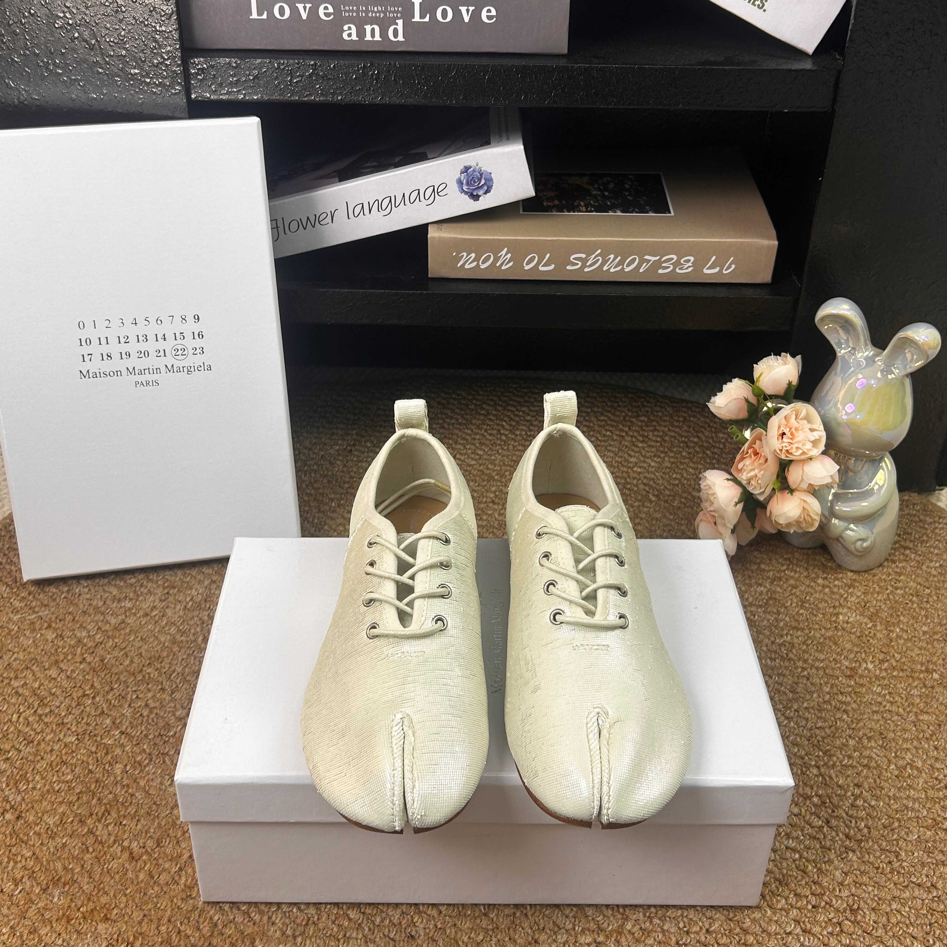 NO:706737,High-end version of niche sheepskin nubuck Maison Marginal 26 spring and summer new split-toe hollow shoes. Marginal designers are so talented. They use lycra and soft and delicate sheepskin as design elements to create shoes. The hollow shoes are capable and exquisite, and paired with short skirts. Sexy personality. Fabric sheepskin. Lining sheepskin. Sheepskin foot pads. Heel height: flat. Italian imported genuine leather outsole.  Size: 35-39 (40 customized), split-toe shoes, masion margiela, skirts, sheepskin, Leather soles19860909小众款高版本羊皮磨砂皮 Maison Marginal马吉拉26春夏新品分脚趾中空鞋 马吉拉设计师太有才了 、采用了莱卡布碰撞柔软细腻的羊皮作为设计元素打造鞋品 中空鞋干练精致 、搭配短裙 性感个性 面料羊皮 内里羊皮 羊皮垫脚 跟高:平底 意大利进口真皮大底 码数:35-39（40定做),分趾鞋,masion margiela,skirts,sheepskin,Leather soles,Women's Shoes