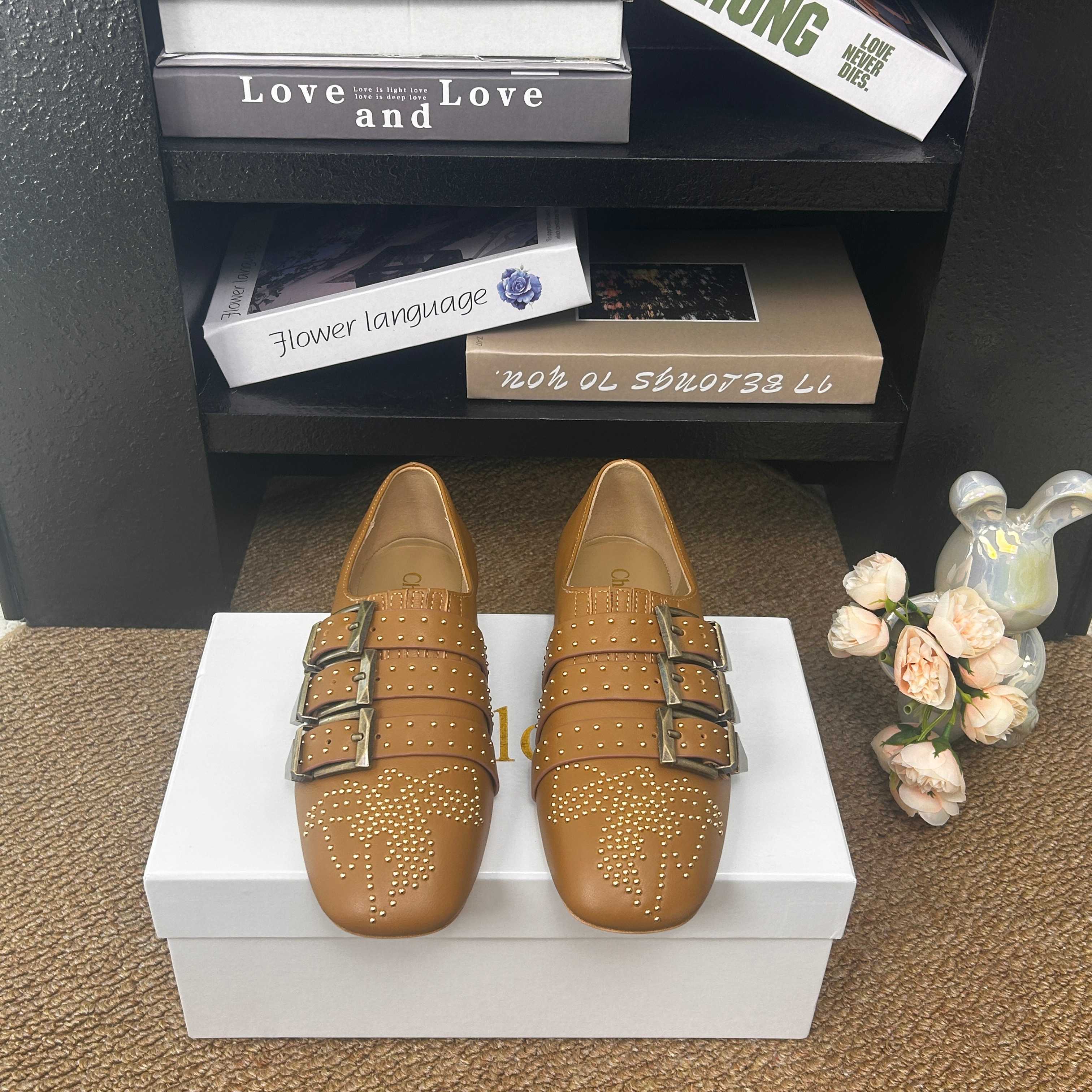 NO:706734,Fashion model Chloe 26 spring and summer latest rivet fashion loafer... Super popular with many celebrity internet celebrities. An indispensable matching item in spring and summer. Super popular thin sole design. Brand logo embellishment. The upper foot is very attractive and fashionable and sports style. Show your elegance in your way. Lightweight and slim. Fabric cowhide/rivets. Sheepskin lining. Outsole. Genuine leather outsole.  Size35-40, single shoes, chloe, loewe, loafers, cowhide, sheepskin, Leather soles19860909时尚款 Chloe蔻依26春夏最新款铆钉时尚乐福鞋... 超多明星网红种草 春夏不可缺少的搭配单品 超火的薄底设计 品牌logo点缀 上脚极具吸引时髦运动风尚 以你的方式彰显你的优雅 轻便 显瘦 面料牛皮/铆钉 内里羊皮 大底真皮大底 Size35-40,单鞋,chloe,loewe,loafers,cowhide,sheepskin,Leather soles,Women's Shoes