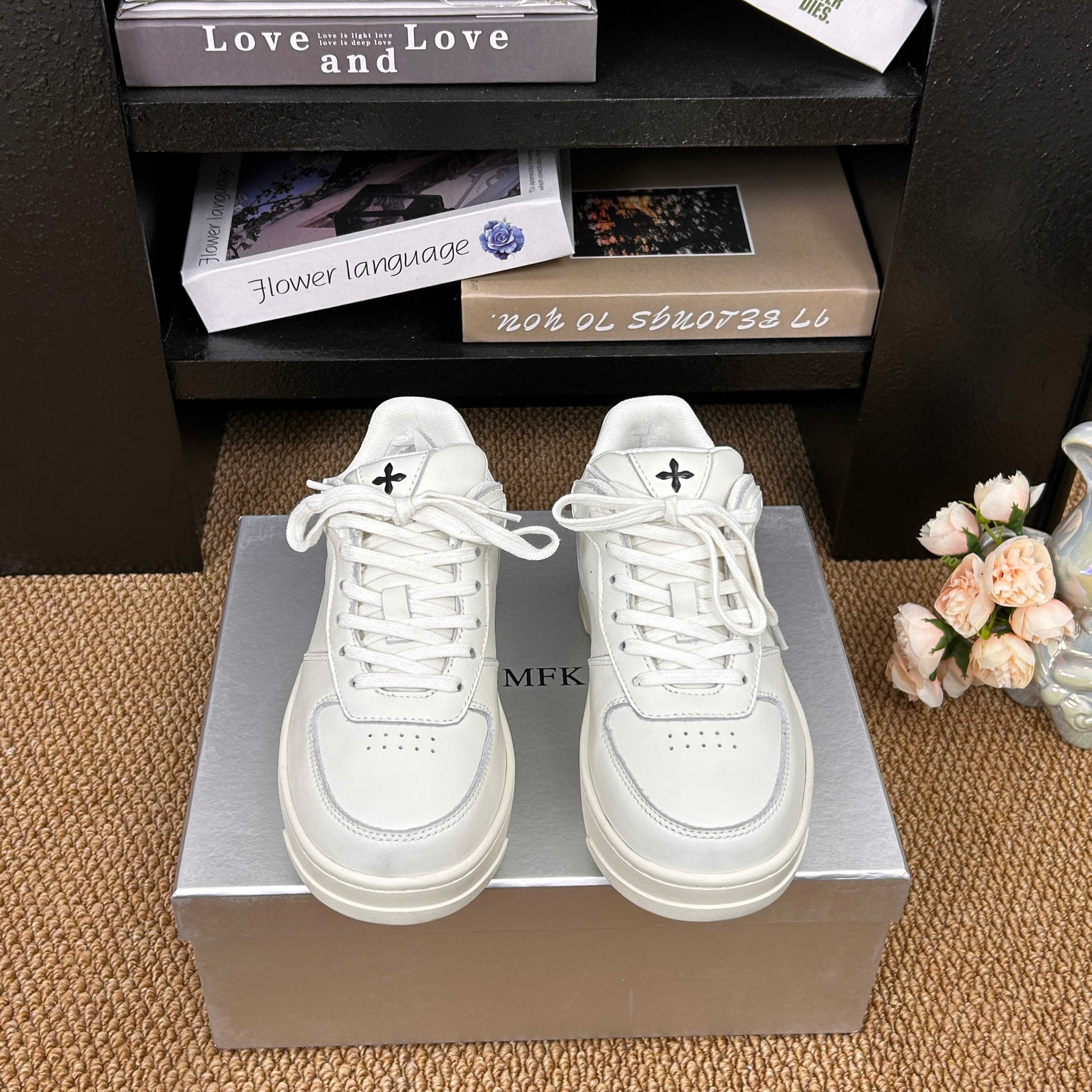 NO:749376,Niche style SMFK niche trendy brand 26ss early spring new thick-soled sports shoes and casual shoes. The texture is full, the upper foot is incomparably higher, and you can enter it with your eyes closed. One of the very fashionable items. Many Internet celebrity bloggers and celebrities wear SMFK sneakers. The more I look at them, the more I like them. Super versatile. The fabric is made of original imported cowhide. The lining is sheepskin. The sole is original custom-made non-slip rubber outsole.  Size35-39 (customized for 40), casual shoes/sports shoes, sneakers, cowhide, sheepskin19860909小众款 SMFK 小众潮牌 26ss早春新款 厚底 运动鞋 休闲鞋  一眼心动 质感拉满,上脚无敌增高,闭眼可入 非常时髦的单品之一超多网红博主、明星都穿SMFK的运动鞋 真的是越看越上头 超级百搭 面料采用原版进口牛皮 内里垫脚羊皮 鞋底原版定制防滑橡胶大底 Size35-39（40定做),休闲鞋/运动鞋,sneakers,cowhide,sheepskin,Women's Shoes