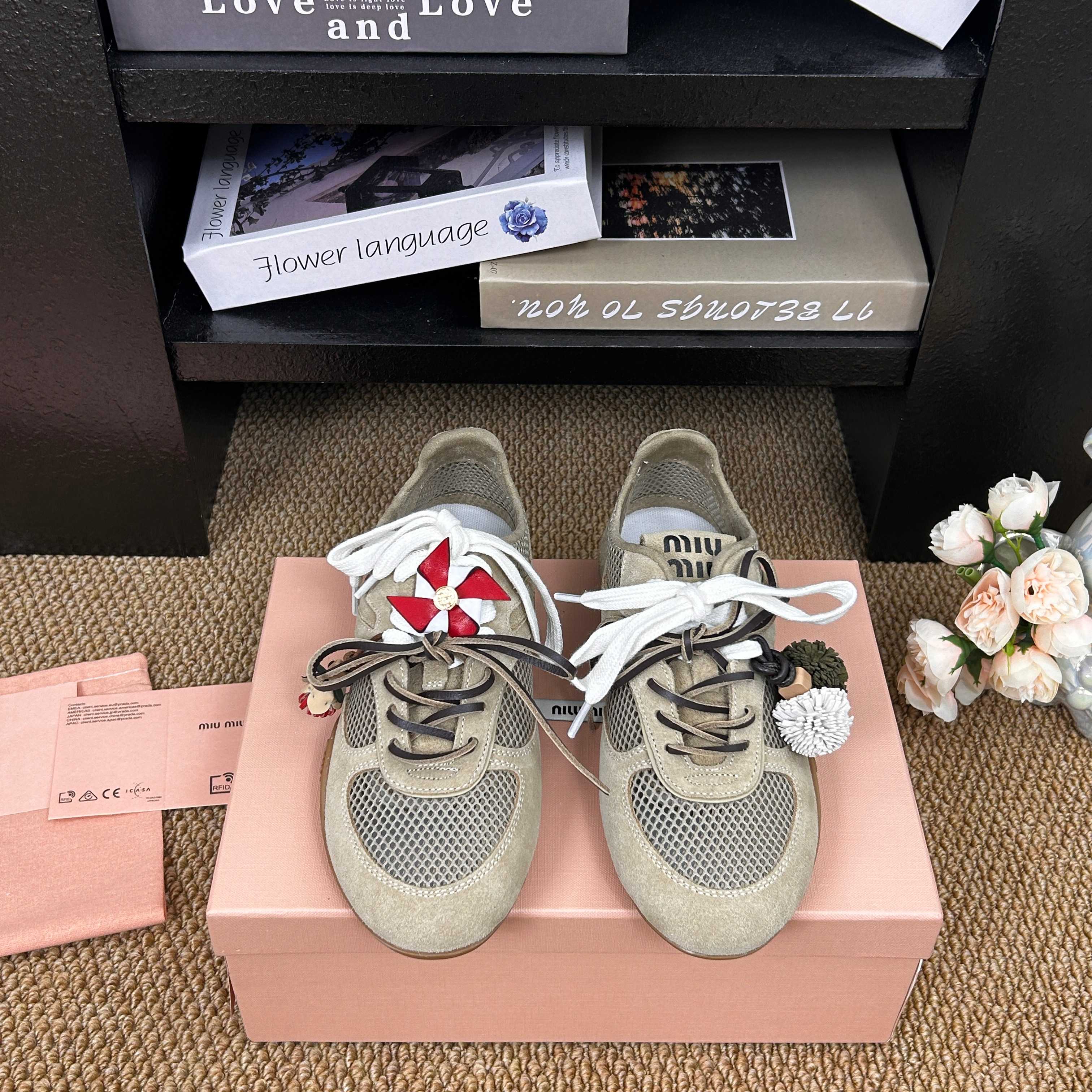 NO:749371,Casual style (Accessories 20) Miu Miu 26ss new sweet and cool style casual sneakers for early spring. Effortless sense of luxury starts with this pair of shoes. Breathable mesh + soft soles, comfortable for walking and standing for long periods of time. The iconic double-layer laces and fur ball hangings make the basic style smart and refined. Whether you are commuting, dating or visiting an exhibition, you can quietly shine in the crowd.  Wear the girly feel of miu style on your feet ~ the mesh surface is breathable and light, double-layer shoelaces + fur ball hangings, full of sweet and cool details. The four colors are gentle and suitable for spring and summer. It is soft when you step on it, which makes you feel windy when you walk, and it is also a relaxed feeling for daily outings. The upper is cow suede, the lining is sheepskin, the outsole is rubber, Size35-40, casual shoes/sports shoes, miumiu, sneakers, sheepskin19860909休闲款(配饰品20) Miu Miu 26ss 早春新款甜酷风休闲运动鞋 不费力的高级感,从这双鞋开始.透气网面+柔软鞋底,走路久站都舒服.标志性的双层鞋带和毛球挂饰,让基础款也变得灵动又精致.不管是通勤、约会还是逛展,都能让你在人群里悄悄发光. 把miu系少女感穿在脚上～网面透气又轻盈,双层鞋带+毛球挂饰,甜酷细节拉满.四色温柔适配春夏,踩上去软乎乎的,是走路都带风的千金感,也是日常出街的松弛感. 鞋面牛反绒 内里羊皮 大底橡胶大底 Size35-40,休闲鞋/运动鞋,miumiu,sneakers,sheepskin,Women's Shoes