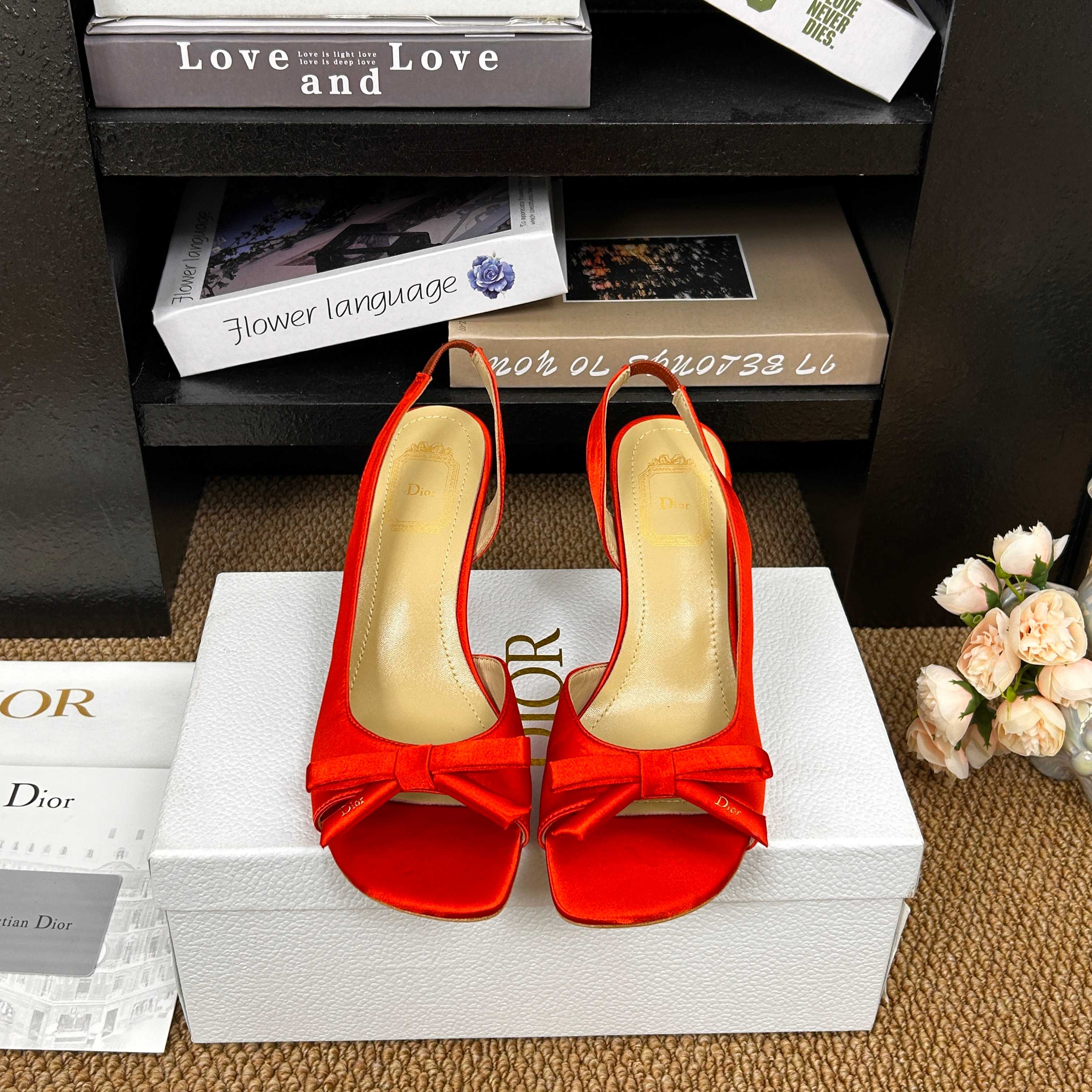 NO:750945,Leather sole Dior Dior 2026 early spring catwalk new series butterfly fruit frost color women's shoes CD letter logo curved toe high heel open toe back empty color matching sandals Material upper imported cow patent leather/imported silk fabric + water-dyed sheepskin lining + Italian leather outsole Heel height: 7.5CM  SIZE34-43 (34.40.41.42.43 customized, non-refundable), high heels sandals, dior, dior, sandals, high heels, sheepskin, real silk, Leather soles19860909皮底 迪奥 Dior 2026早春走秀新款系列蝴蝶结果冻色女鞋 CD字母logo弧形鞋头高跟露趾后空拼色凉鞋 材质鞋面进口牛漆皮/进口真丝面料+水染羊皮内里+意大利真皮大底 跟高:7.5CM SIZE34-43（34.40.41.42.43定制不退换）,高跟鞋凉鞋,dior,dior,sandals,high heels,sheepskin,real silk,Leather soles,Women's Shoes