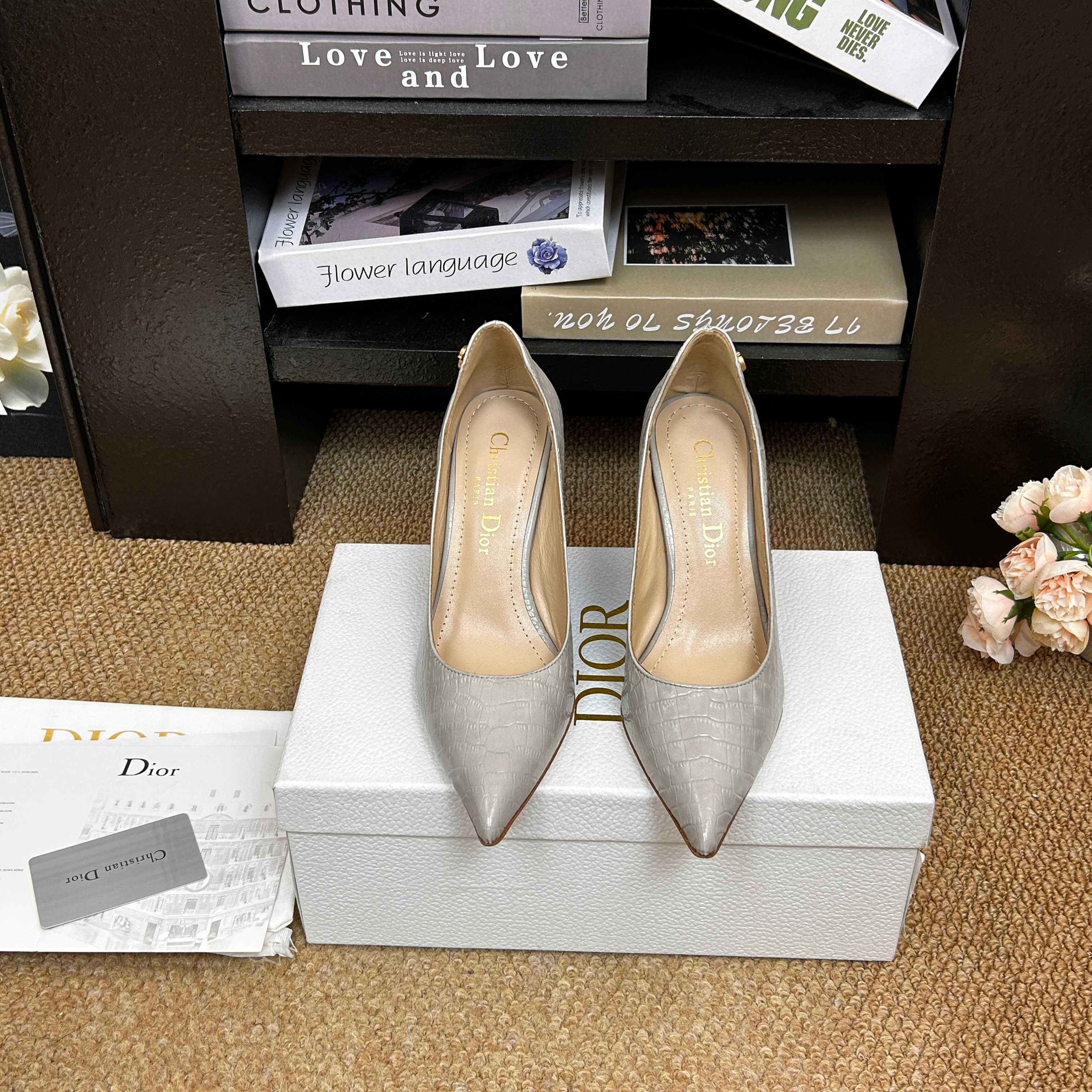 NO:788021,- 26ss spring and summer new Dior Dior latest catwalk style CD letter hardware buckle crocodile pattern leather pointed toe high-heeled shoes retro style high-heeled shoes Dior 2026 spring and summer series high heels, by Jonathan  Anderson design, black pointed toe + gold CD metal buckle, elegant and modern. The stiletto heel is 9.5cm, which modifies the leg shape and elongates the proportion, suitable for formal occasions such as the workplace and banquets. The upper is made of high-quality leather, soft to the touch and comfortable to wear. The CD metal buckle is a classic symbol of Dior, highlighting the brand's history and innovation. The overall design combines classicity and playfulness, and is a symbol of modern femininity and confidence. The upper is cowhide/sheep leather, the lining is sheepskin, and the sole is Italian leather outsole.  Heel height 9.5cm, size 35-39 (40.41 custom-made, non-refundable), high-heeled shoes, dior, dior, high heels, cowhide, sheepskin, sheep, Leather soles19860909- 26ss春夏新款Dior迪奥最新走秀款CD字母五金扣鳄鱼纹皮面尖头高跟鞋复古风高跟单鞋 Dior 2026春夏系列高跟鞋,由Jonathan Anderson设计,黑色尖头+金色CD金属扣,优雅又有现代感.细高跟9.5cm,修饰腿型,拉长比例,适合职场、宴会等正式场合.鞋面优质皮革,触感柔软,穿着舒适.CD金属扣是Dior经典标志,彰显品牌历史与创新.整体设计融合经典与玩味,是现代女性气质与自信的象征. 鞋面牛皮/羊猄皮 内里垫脚羊皮 鞋底意大利真皮大底 跟高9.5cm 码数35-39（40.41定做不退换）,高跟鞋单鞋,dior,dior,high heels,cowhide,sheepskin,sheep,Leather soles,Women's Shoes