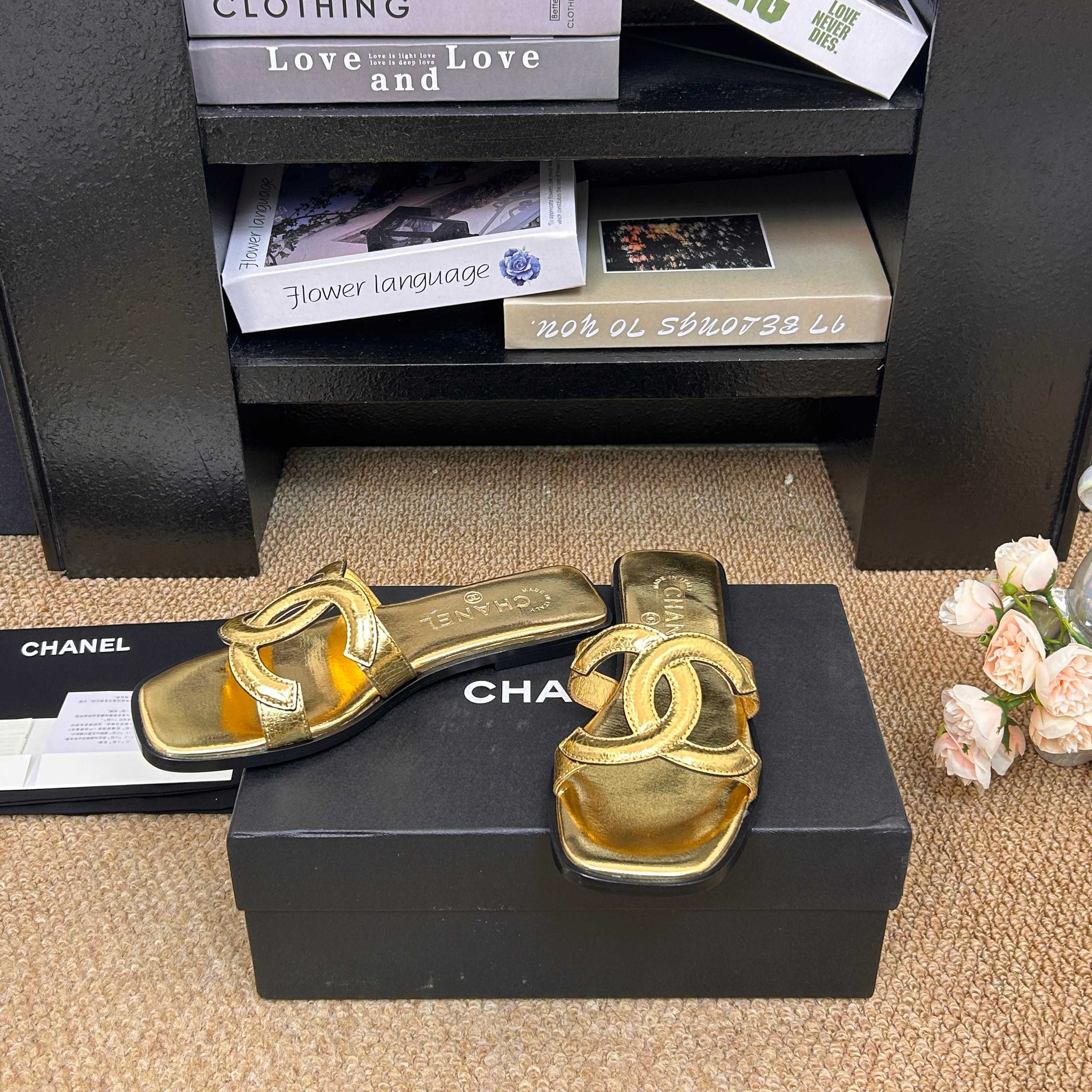 NO:788018,Flat-soled CHANE* | Xiaoxiang 26S large double C hollow flat slippers restart French elegance with a minimalist silhouette. The iconic large double C hollow design is neat and transparent, showing high-end texture under light and shadow. It locks the essence of the brand at a glance. Made of fine leather, soft and fit to the foot. The flat bottom combines comfort and aura for daily travel without burden. The neat lines modify the foot shape. The exposed skin design is light and lengthens the legs.  Easily adapts to skirts, trousers and vacation styles. It is not deliberately flamboyant but has a noble aura. Integrate Chanel's elegant style into every step. 26S limited aesthetics, low-key elegance, is a timeless and exquisite footnote in the wardrobe. The fabric is made of original customized materials. The inner toes are all sheepskin. The leather outsole imported from Italy.  size35-39 (40/41 customized), slippers, chanel, chanel, slippers, skirts, sheepskin, Leather soles19860909平底 CHANE* ｜小香26S大双C镂空 平底拖鞋 以极简轮廓重启法式优雅. 标志性大双C镂空设计 利落通透 光影下尽显高级质感 一眼锁定品牌精髓. 精选细腻皮革打造 柔软贴合脚面 平底兼顾舒适与气场 日常出行无负担. 利落线条修饰脚型 露肤设计轻盈显腿长 轻松适配裙装 裤装与度假造型. 不刻意张扬 却自带矜贵气场 将香奈儿的优雅格调融入每一步. 26S限定美学,低调奢雅 是衣橱里永不过时的精致注脚. 面料采用原版定制材质 内里踮脚均为羊皮 意大利进口真皮大底 size35-39（40/41定制）,拖鞋,chanel,chanel,slippers,skirts,sheepskin,Leather soles,Women's Shoes