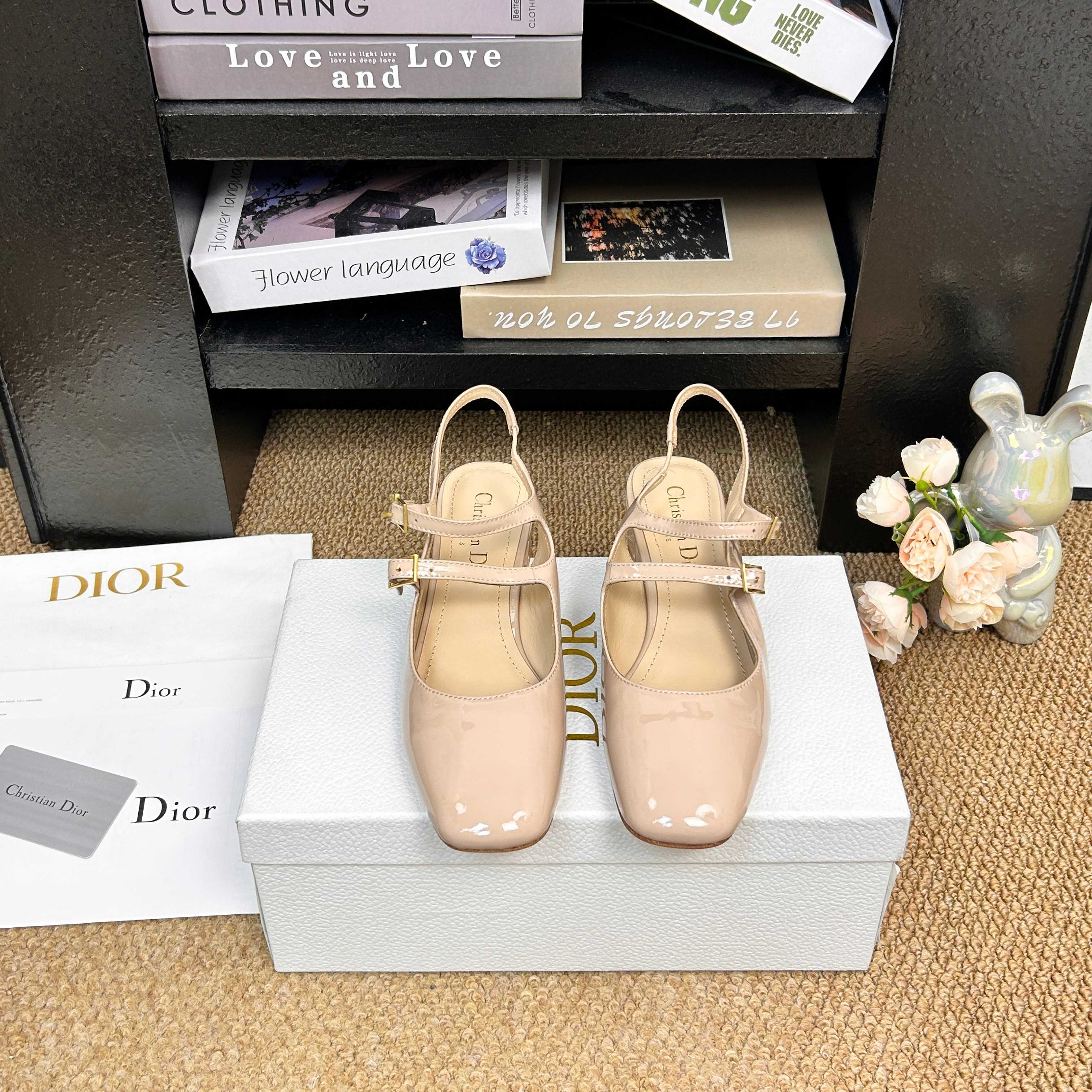 NO:788013,26ss spring and summer new Dior D-Cherie slingback high heels CD hardware buckle two-strap Mary Jane shoe buckle back hollow thick heel sandals high-heeled shoes This Dior Cherie slingback high heels reinterpret the classic Mary Jane shoes with an elegant shape. Black soft cow leather upper, with adjustable double straps highlighted on the front, embellished with an interlocking gold-finished metal CD logo inspired by the Dior archives. Paired with a 4 cm thick heel, it can add elegance to various looks.  Cute and playful, age-reducing without losing the sense of high-end ~ the sense of sight of a wealthy daughter ~ elegant and ladylike style!  Super beautiful on the feet ~ full of elegance. A must-have item for exquisite little fairies. Upper cowhide/cow patent leather. Lining sheepskin. Italian grade A leather outsole. Heel height 4cm. Size 35-39 (34.40.41.42 custom-made and non-refundable). Sandals, dior, dior, sandals, mary jane, high heels, cowhide, sheepskin, Leather soles1986090926ss春夏新款Dior 迪奥D-Cherie露跟高跟鞋CD五金扣两带玛丽珍鞋搭扣后空粗跟凉鞋高跟单鞋 这款Dior Cherie露跟高跟鞋以高雅的造型重新诠释经典的玛丽珍鞋.黑色柔软牛皮革鞋面,正面突显可调节的双系带,点缀以灵感源自Dior档案的相扣的金色饰面金属CD标志.搭配4厘米粗跟,可为各式造型增添优雅气质. 可爱俏皮减龄又不失高级感～富家千金即视感～高雅大气名媛风！ 上脚超美～尽显优雅气质 精致小仙女必入单品 鞋面牛皮/牛漆皮 内里垫脚羊皮 鞋底意大利A级真皮大底 跟高4cm 码数35-39（34.40.41.42定做不退换）,凉鞋单鞋,dior,dior,sandals,mary jane,high heels,cowhide,sheepskin,Leather soles,Women's Shoes
