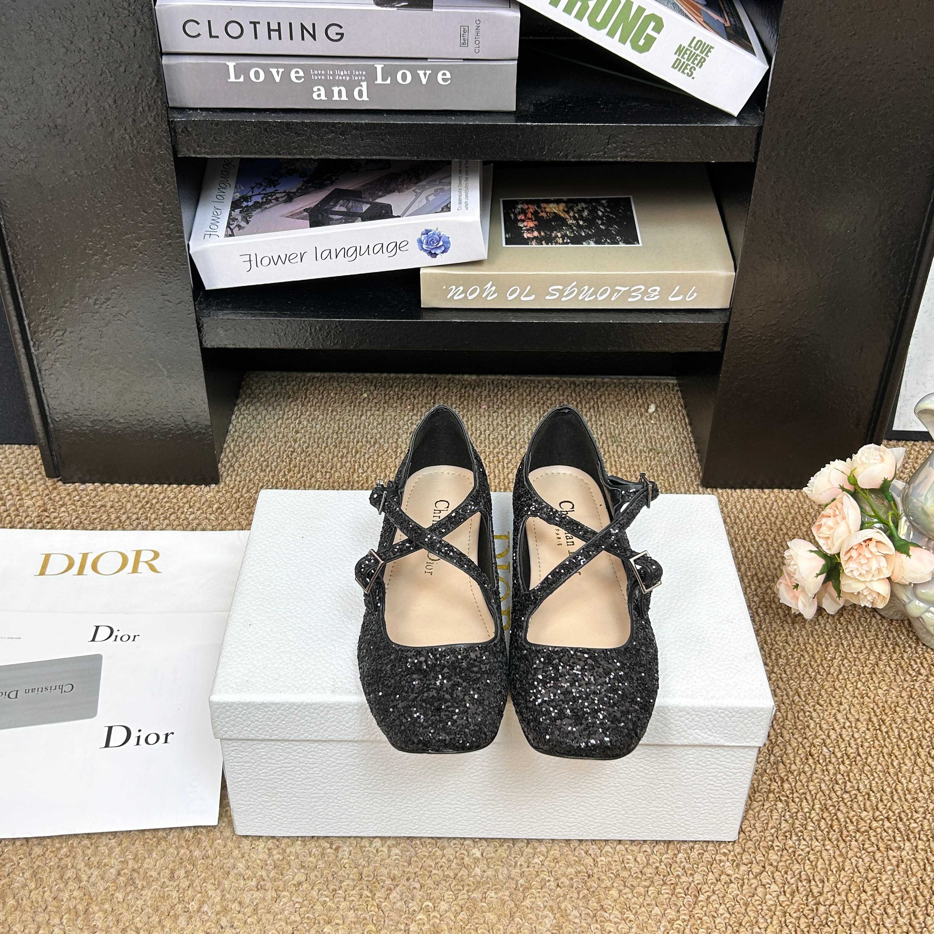 NO:788010,26ss spring and summer new Dior Dior VeryDior ballet shoes cross strap buckle Mary Jane shoes sequined ballet shoes transparent mesh electric embroidery mesh flat shoes This Very Dior ballet shoes are elegant and charming. The transparent mesh upper is decorated with Pietro Ruffo (Pietro)  The black Millefiori pattern embroidery designed by Ruffo is inspired by Baroque paintings, highlighting the elegant and pure aesthetic style. The round toe design, decorated with adjustable cross straps on the front, is unique and embellished with the interlocking gold-finished metal CD logo inspired by the Dior archives. It is equipped with a padded cow leather insole, which is exquisite and comfortable and can be matched with various elegant styles. The upper is customized mesh/cow patent leather/Grete sequins, the lining is sheepskin, and the sole is Italian leather outsole.  Size 35-39 (34.40.41.42 custom-made, non-refundable), ballet shoes, dior, dior, mary jane, cowhide, sheepskin, Leather soles1986090926ss春夏新款Dior 迪奥VeryDior芭蕾鞋交叉带搭扣玛丽珍鞋亮片芭蕾舞鞋透明网纱电绣网面平底单鞋 这款Very Dior芭蕾鞋优雅迷人.透明网面鞋面饰以彼得罗.鲁福(Pietro Ruffo)设计的黑色Millefiori图案刺绣,灵感源自巴洛克风格绘画,彰显高雅纯粹的美学风格.圆形鞋头设计,正面饰以可调节交叉系带,别具一格,点缀以灵感源自Dior档案的相扣的金色饰面金属CD标志.搭配加垫牛皮革内底,精致舒适,可与各式高雅造型搭配. 鞋面定制网纱/牛漆皮/格力特亮片 内里垫脚羊皮 鞋底意大利真皮大底 码数35-39（34.40.41.42定做不退换）,芭蕾舞鞋,dior,dior,mary jane,cowhide,sheepskin,Leather soles,Women's Shoes