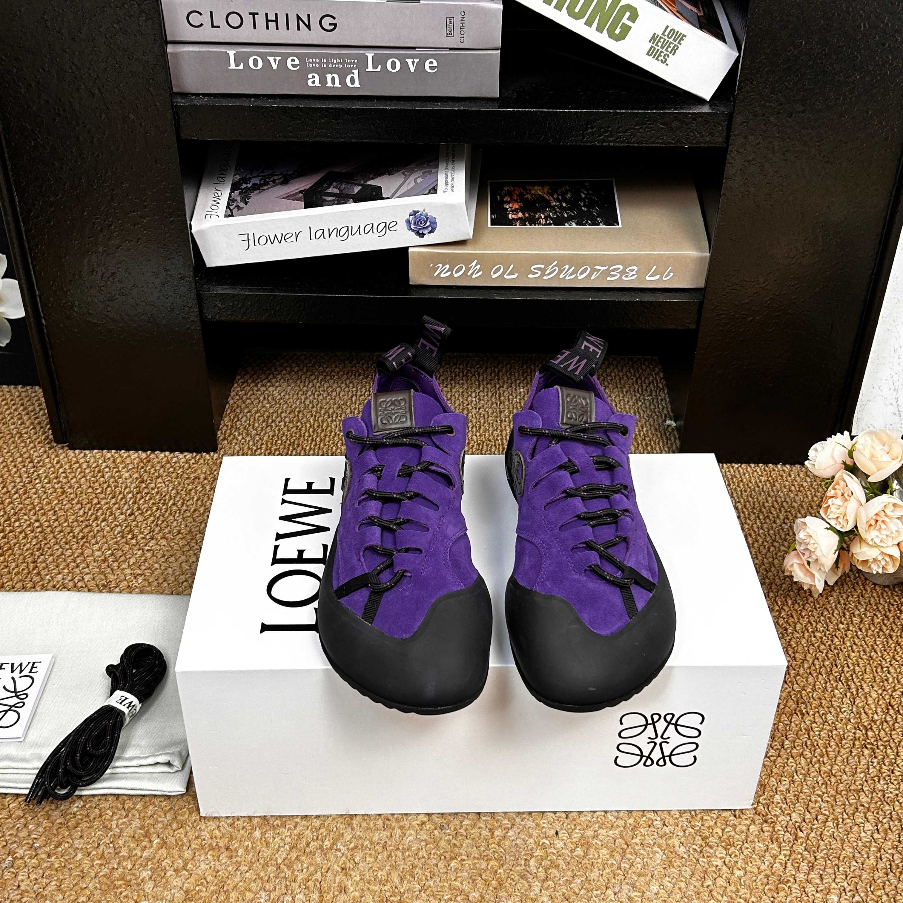 NO:788007,Loewe Flow Runner series of climbing-style casual shoes are designed with the rounded toe and all-covered rubber toe of professional rock climbing shoes. It combines a retro outdoor feel with modern minimalist aesthetics and is highly recognizable. It is paired with a matte rubber toe and heel to create a collision of softness and toughness in texture, which not only ensures breathability but also enhances durability.  It has its own retro atmosphere and can be paired with a suit to create a relaxed outdoor casual feel. It can also be mixed with a suit to create a 'sweet-cool balance' look. The shoe shape fits the foot and is suitable for daily commuting and short trips. It is a 'lazy shoe' that takes into account both appearance and practicality. The upper is cow suede and the lining is sheepskin. The outsole is an original molded outsole. Size Women's 35-40 Men's 39-44  , men's style with airplane case, casual shoes/sports shoes, loewe, loewe, sneakers, business suit, sheepskin19860909Loewe Flow Runner 罗意威系列攀岩风休闲鞋德训鞋  采用专业攀岩鞋的圆润鞋头、全包橡胶鞋头设计,兼具复古户外感与现代极简美学,辨识度极高.搭配哑光橡胶鞋头与鞋跟,在质感上形成柔软与坚韧的碰撞,既保证了透气性,又增强了耐用性. 自带复古氛围,搭配、能打造松弛的户外休闲感,也能与、西装混搭出“甜酷平衡”的造型.鞋型贴合脚面,日常通勤、短途旅行都能胜任,是兼顾颜值与实用性的“懒人鞋”. 鞋面牛反绒 内里羊皮 大底原版开模大底 size女款35-40男款39-44 ,男款配飞机盒,休闲鞋/运动鞋,loewe,loewe,sneakers,business suit,sheepskin,Women's Shoes