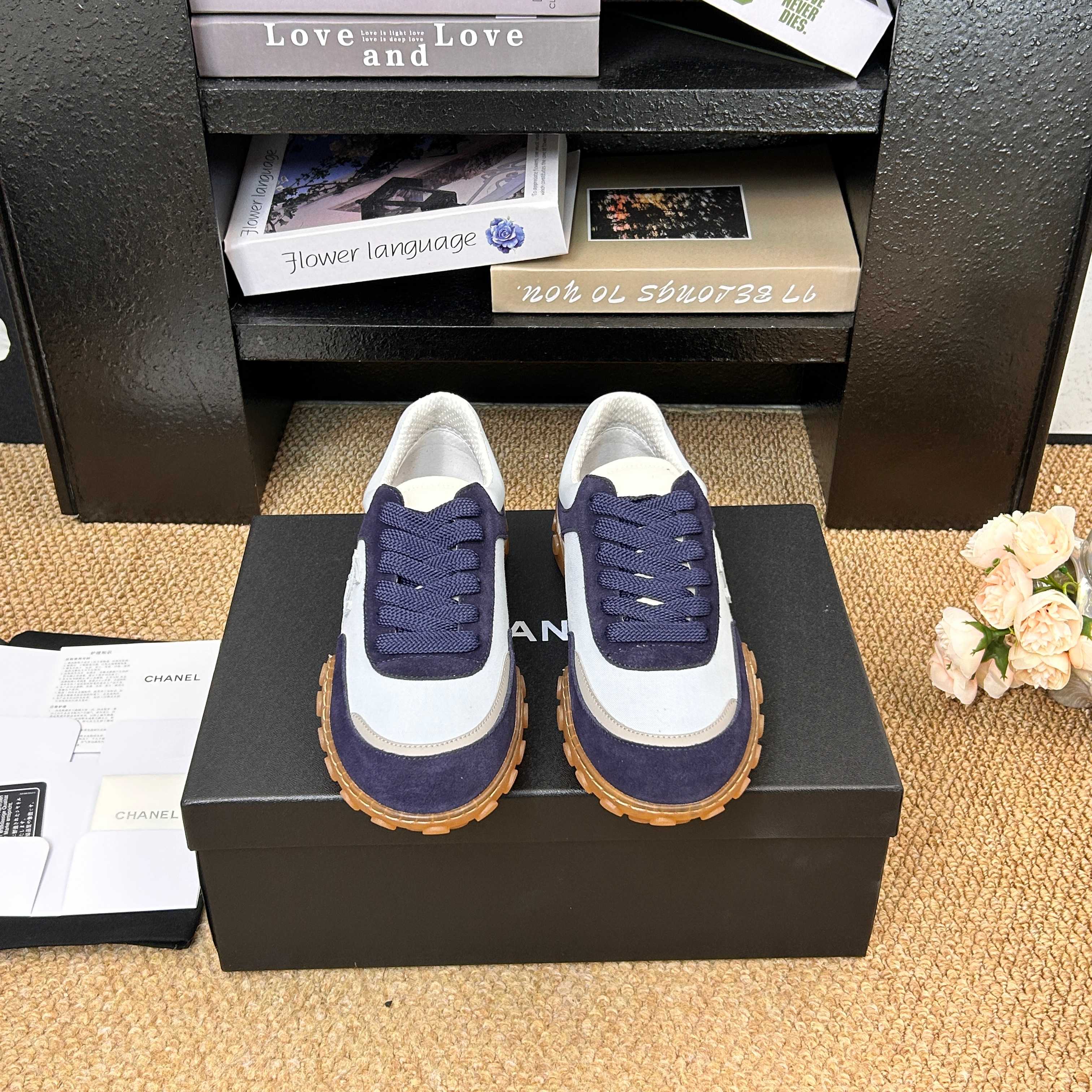 NO:788012,Chanel Chanel 26S early spring new style lace-up and color-blocked sneakers Forrest Gump shoes moral training shoes directly on the feet, the real thing is much more stunning than the picture!  The fit is super flattering and makes your feet look slimmer. It looks so handsome when you wear it, and it makes your aura full~ The soft elastic soles are non-slip and comfortable, so you won’t feel tired after wearing them for a long time, and you won’t feel stressed when you go shopping. The four high-end and durable colors are suitable for daily casual and travel wear. They look great with jeans, casual pants, skirts, and sweatshirts. Both appearance and comfort are online. Once you wear them once, you won’t want to take them off, and you won’t step into trouble if you close your eyes.  The versatile and versatile casual shoes that are a must-have for spring and summer!  Customized original rough denim suede twill upper, breathable mesh lining, original molded beanie sole Size: 35-40, casual shoes/sports shoes, chanel, chanel, sneakers, hoodie, sweatshirts, skirts, jeans19860909Chanel 香奈儿26S早春新款 系带拼接拼色运动鞋 阿甘鞋 德训鞋 上脚直接封神,实物比图片惊艳太多！ 版型超正显脚瘦,穿起来帅炸了,气场直接拉满～ 软弹豆豆鞋底防滑又舒适,久穿不累、逛街暴走完全无压力. 四个高级耐看配色,日常休闲、出游穿搭都超合适, 配牛仔裤、休闲裤、半身裙、卫衣都超好看, 颜值与舒适度双双在线, 穿过一次就不想脱,闭眼入不踩雷, 春夏必备的百搭神仙休闲鞋！ 鞋面定制原版粗牛反绒斜纹布 内里透气网面 鞋底原版开模豆豆底 Size: 35-40,休闲鞋/运动鞋,chanel,chanel,sneakers,hoodie,sweatshirts,skirts,jeans,Women's Shoes