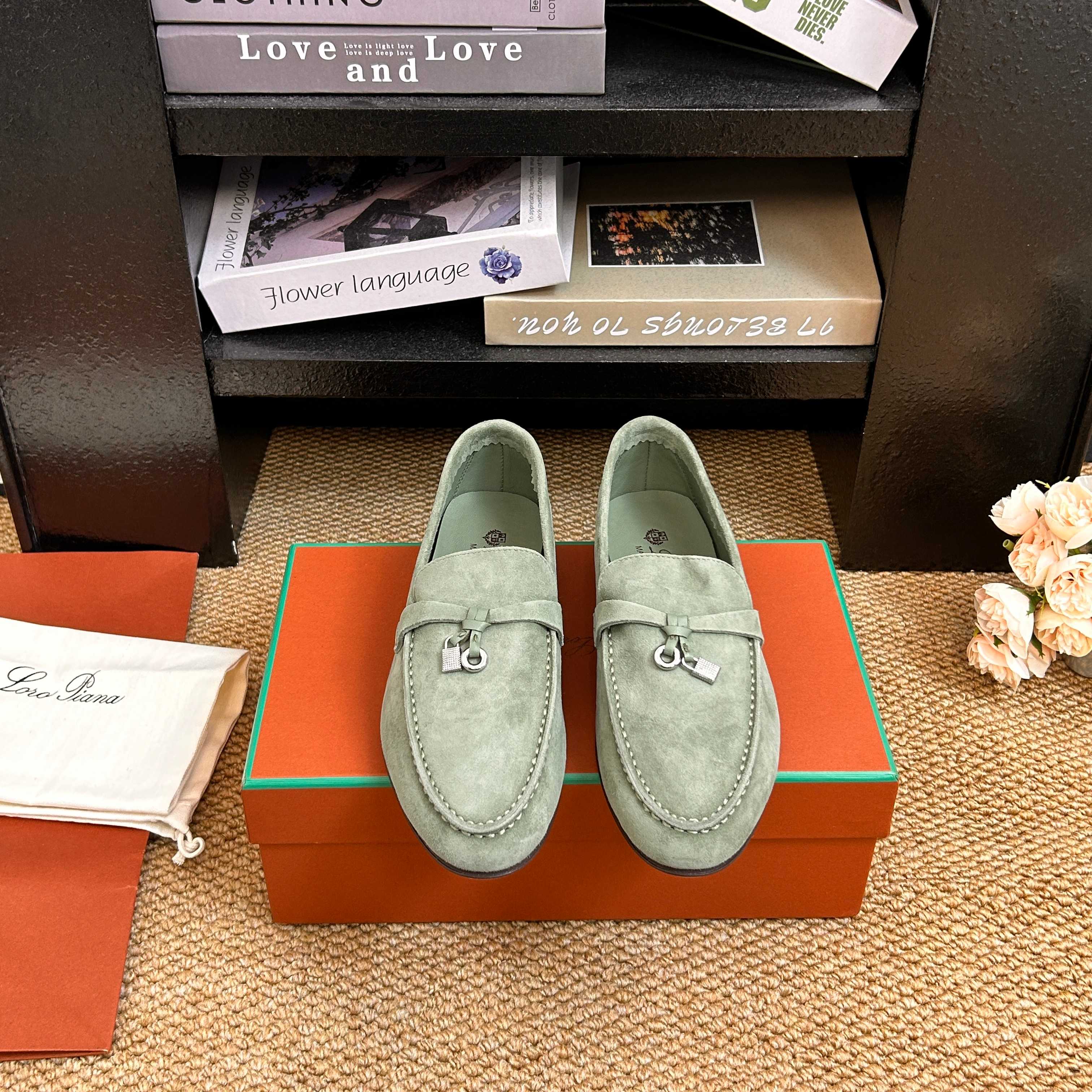 NO:816831,Loro Piana | SS26 Hidden luxury minimalist new model. Authentic and consistent customized materials: *Fabrics: Calfskin/Sheep leather *Insole: Water-dyed cowhide *Outsole: Italian genuine leather outsole Regular size: 35-46. (Female 40.41.42/Male 45,46 customization is non-returnable!) Women's size men's size, loafers, loro piana, loafers, cowhide, sheep, Leather soles19860909Loro Piana | SS26 隐奢极简新款 正品一致定制材质: *面料: 小牛皮/羊猄皮 *里垫: 水染牛皮 *大底: 意大利真皮大底 正码: 35-46. (女40.41.42/男45,46定制不可退换!) 女码男码,乐福鞋,loro piana,loafers,cowhide,sheep,Leather soles,Women's Shoes