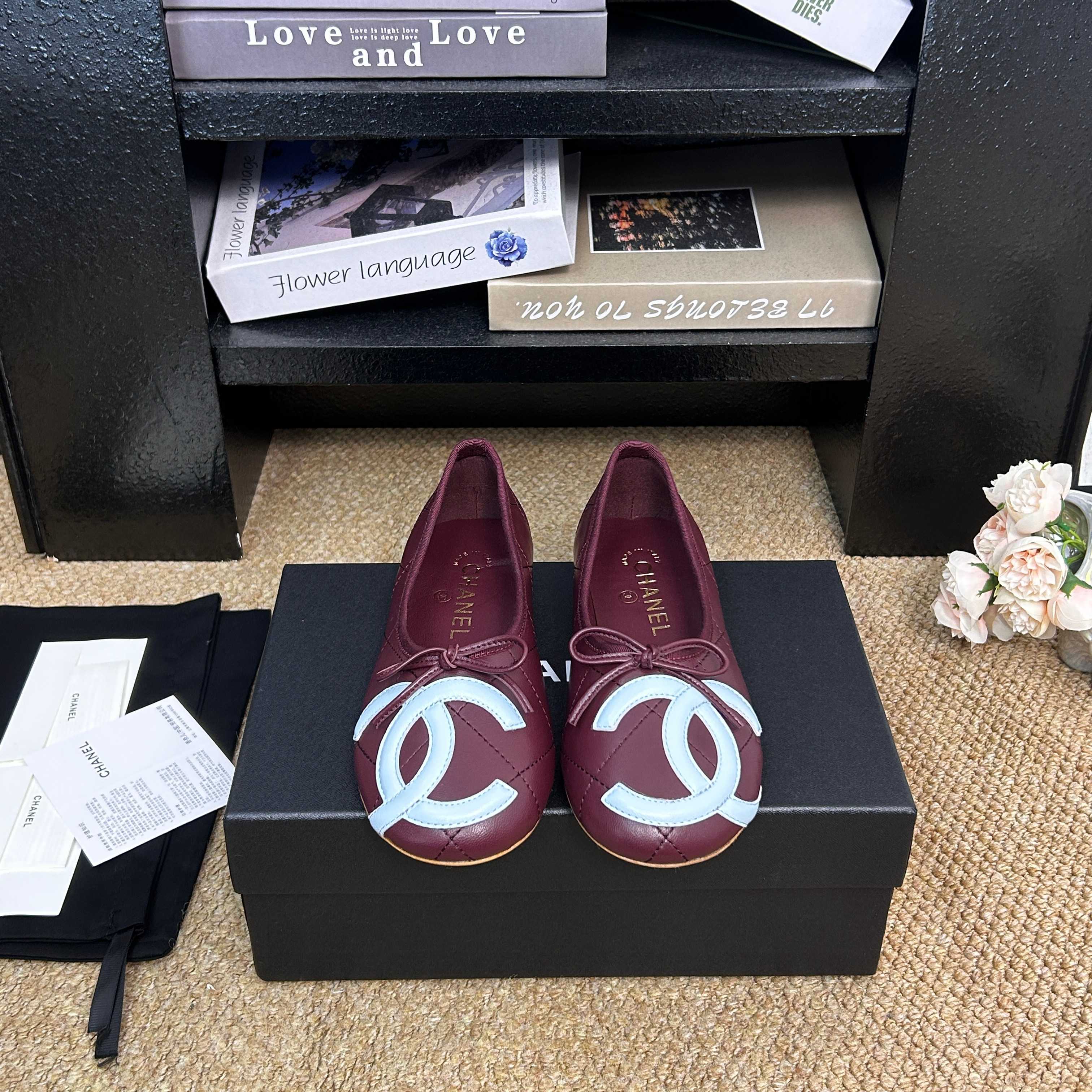 NO:816870,Classic model Chanel 26P spring and summer new style Xiaoxiang middle-aged style large pair C flat shoes classic bow shallow pumps... very popular large double C design, manual stitching is very time-consuming and labor-intensive, unique outsole double spelling method, rose red sole stickers let you inadvertently reveal highlights, outsole stitching will never come off, the bottom is firm and permanent, retro is classic, and the rich C flavor will be passed on forever!  It is comfortable on the foot and suitable for various occasions. It has a small heel and is easy to walk. It feels great on the feet. Lambskin upper, sheepskin lining, Italian genuine leather outsole, Size 35-40, single shoes, chanel, sheepskin, Leather soles19860909经典款 Chanel 26P春夏新款小香中古款大双C平底单鞋经典蝴蝶结浅口单鞋....... 非常火的大双C设计,手工车线非常耗时耗力,独特大底双拼做法,玫红色底贴让你不经意露出亮点,大底车线永不脱底牢固永久,复古就是经典,浓郁C味永久流传！ 上脚舒适 适合各种场合 带点小跟又很好走路 脚感绝了 鞋面小羊皮 内里垫脚羊皮 鞋底意大利真皮大底 Size35—40,单鞋,chanel,sheepskin,Leather soles,Women's Shoes