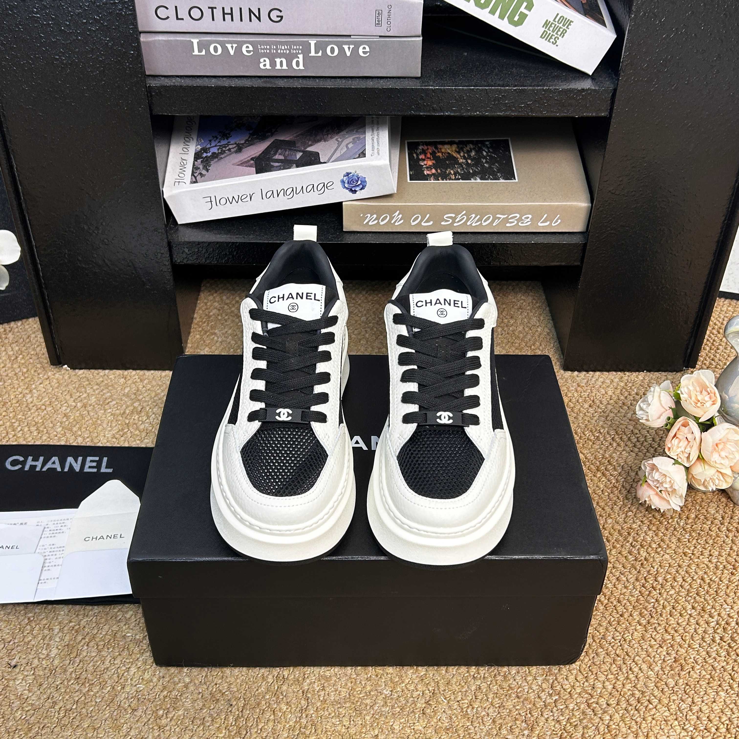 NO:816844,Chane.Vintage 2026 early spring new style. Second-hand casual shoes are so stylish. Coco women's shoes. They have always been extremely popular. This tribute to the classic series!  It looks great on your feet ~ a must-have fashion item for fashionistas!  Upper: ZP high-density mesh fabric, cowhide latex foot pads. Base material: private model Tpu+pU outsole in white, white and black, white and pink. Size 35-39 (34, 40, 41 sizes are custom-made and non-refundable, casual shoes/sports shoes, chanel, sneakers, cowhide)19860909Chane.Vintage 2026早春新款 中古休闲鞋太有范儿了 coco女鞋.一直以来异常的盛行. 这款致敬经典系列！ 上脚超好看～潮人必备时尚单品！ 鞋面:ZP高密度织网布,牛皮乳胶垫脚  底材:私模Tpu+pU大底白色,白黑色,白粉色 码数35-39（34,40,41码定做不退,休闲鞋/运动鞋,chanel,sneakers,cowhide,Women's Shoes
