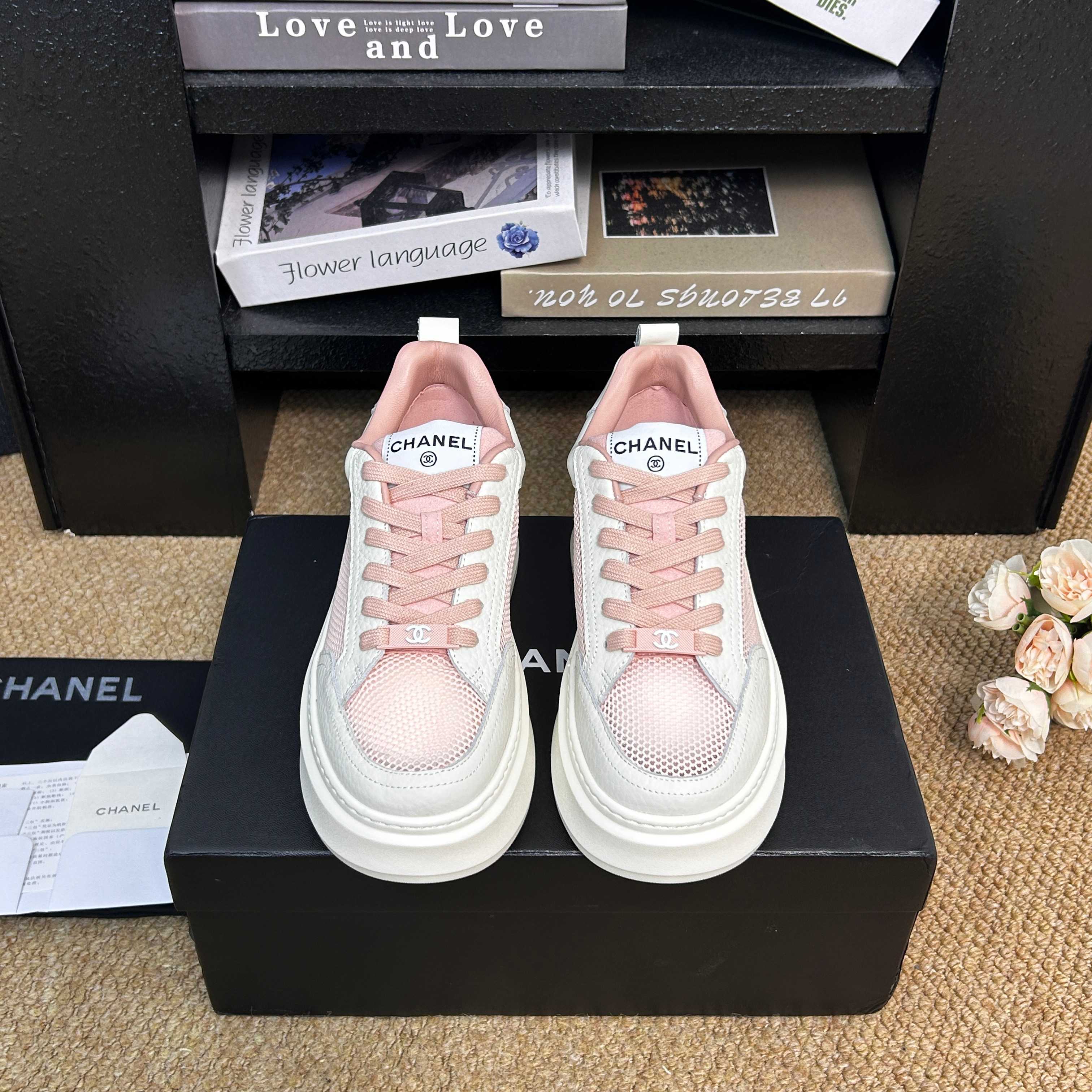 NO:816853,Chane.Vintage 2026 early spring new style. Second-hand casual shoes are so stylish. Coco women's shoes. They have always been extremely popular. This tribute to the classic series!  It looks great on your feet ~ a must-have fashion item for fashionistas!  Upper: ZP high-density mesh fabric, cowhide latex foot pads. Base material: private model Tpu+pU outsole in white, white and black, white and pink. Size 35-39 (34, 40, 41 sizes are custom-made and non-refundable, casual shoes/sports shoes, chanel, sneakers, cowhide)19860909Chane.Vintage 2026早春新款 中古休闲鞋太有范儿了 coco女鞋.一直以来异常的盛行. 这款致敬经典系列！ 上脚超好看～潮人必备时尚单品！ 鞋面:ZP高密度织网布,牛皮乳胶垫脚  底材:私模Tpu+pU大底白色,白黑色,白粉色 码数35-39（34,40,41码定做不退,休闲鞋/运动鞋,chanel,sneakers,cowhide,Women's Shoes