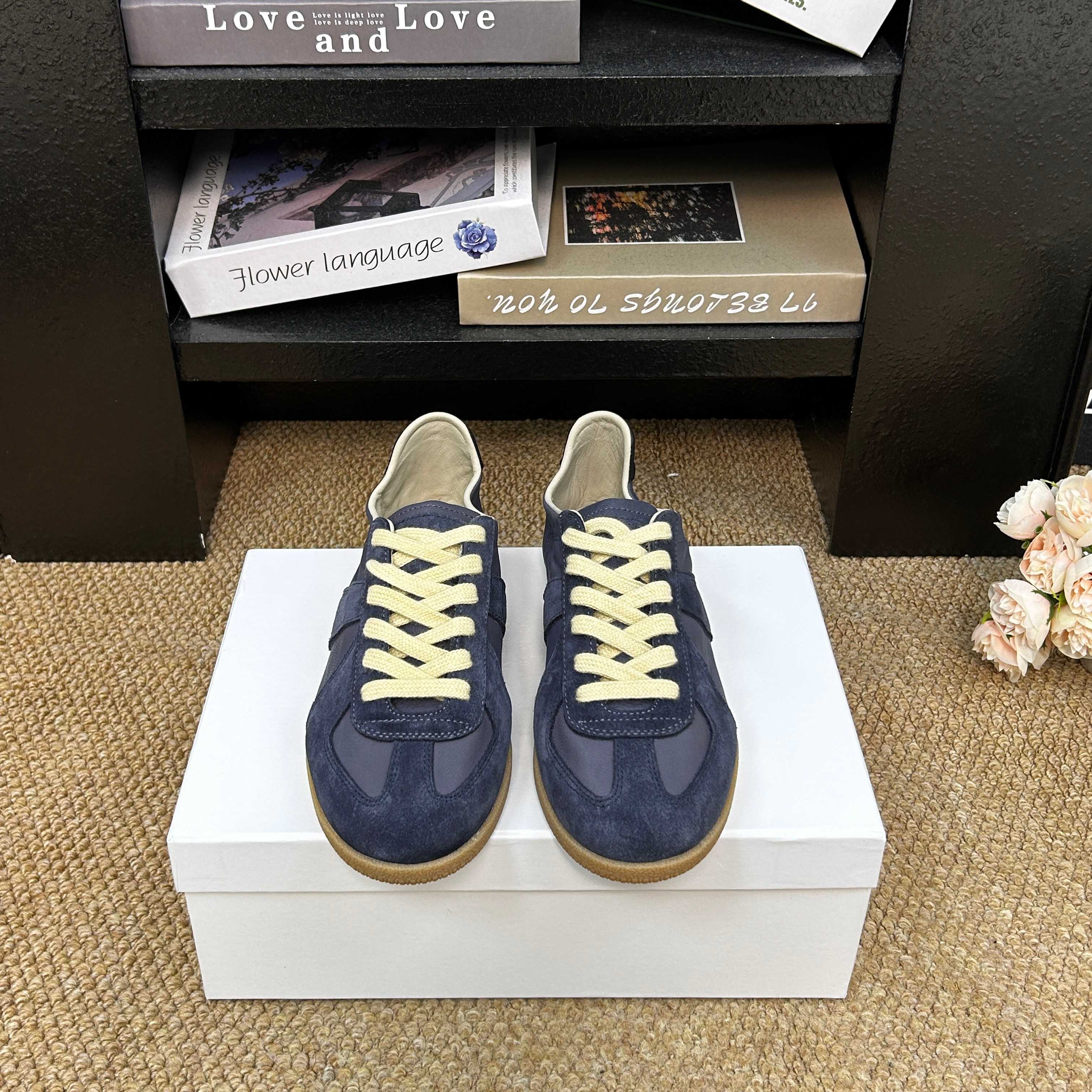 NO:871002,Maison Margiela's most popular De Xun shoes | Full-color real shot. Close your eyes and avoid stepping on thunder. De Xun shoes, which are so popular this year, are arranged for you!  5 popular colors, suitable for daily use, commuting, and dating. Washed sheepskin + splicing material, superb texture, soft on the feet, and the shoe shape is super good!  Makes your feet slimmer and smaller, not picky about your foot shape. Rubber soft soles, your feet won’t get tired after a day of running. Versatile, jeans/sweatpants/skirts. Suitable for both students and office workers. Color: brown, blue, black blue, off-white, pink. Size: 35--40, casual shoes/sports shoes, sneakers, skirts, jeans, sheepskin19860909MaisonMargiela德训鞋王炸款｜全色实拍 闭眼入不踩雷  今年火到出圈的德训鞋,给你们安排上了！ 5个热门配色,日常/通勤/约会全hold住 水洗羊皮+拼接材质,质感超绝,上脚软乎乎 鞋型超正！显瘦显脚小,不挑脚型 橡胶软底,暴走一天也不累脚  百搭不挑衣服,牛仔裤/运动裤/裙子 学生党、上班族都适配 颜色棕色,兰色,黑兰,米白,粉色 码数35--40,休闲鞋/运动鞋,sneakers,skirts,jeans,sheepskin,Women's Shoes