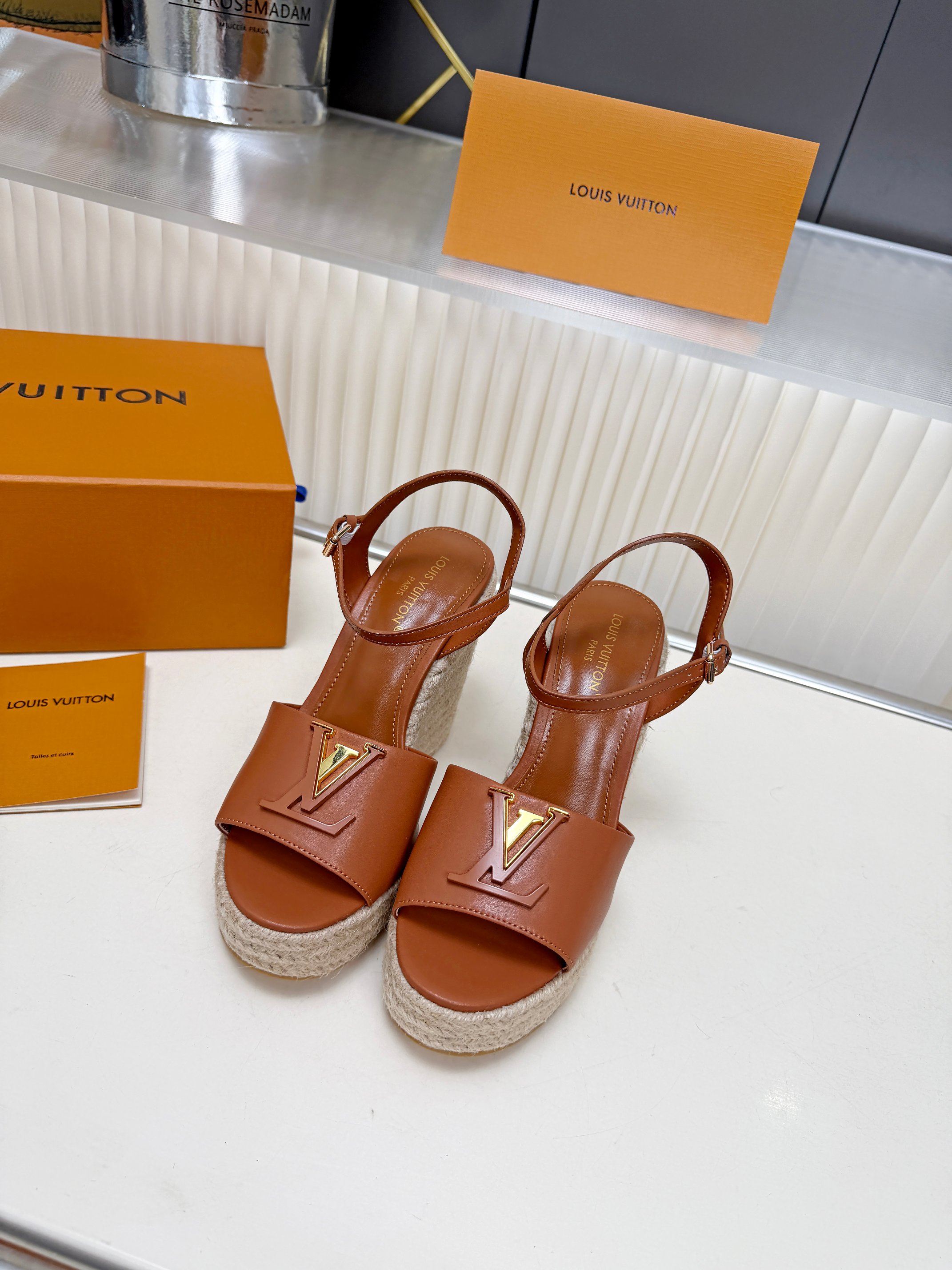 NO:870953,The latest VUITTON LOUI. Home series￣￣￣ ★Top version ★Original development Exclusive mold opening ★Size 35/42 P., high heels sandals, louis vuitton, sandals, high heels19860909最新款VUITTON LOUI .馿家系列￣￣￣ ★顶级版本  ★原版开发 独家开模 ★码数35/42 P.,高跟鞋凉鞋,louis vuitton,sandals,high heels,Women's Shoes