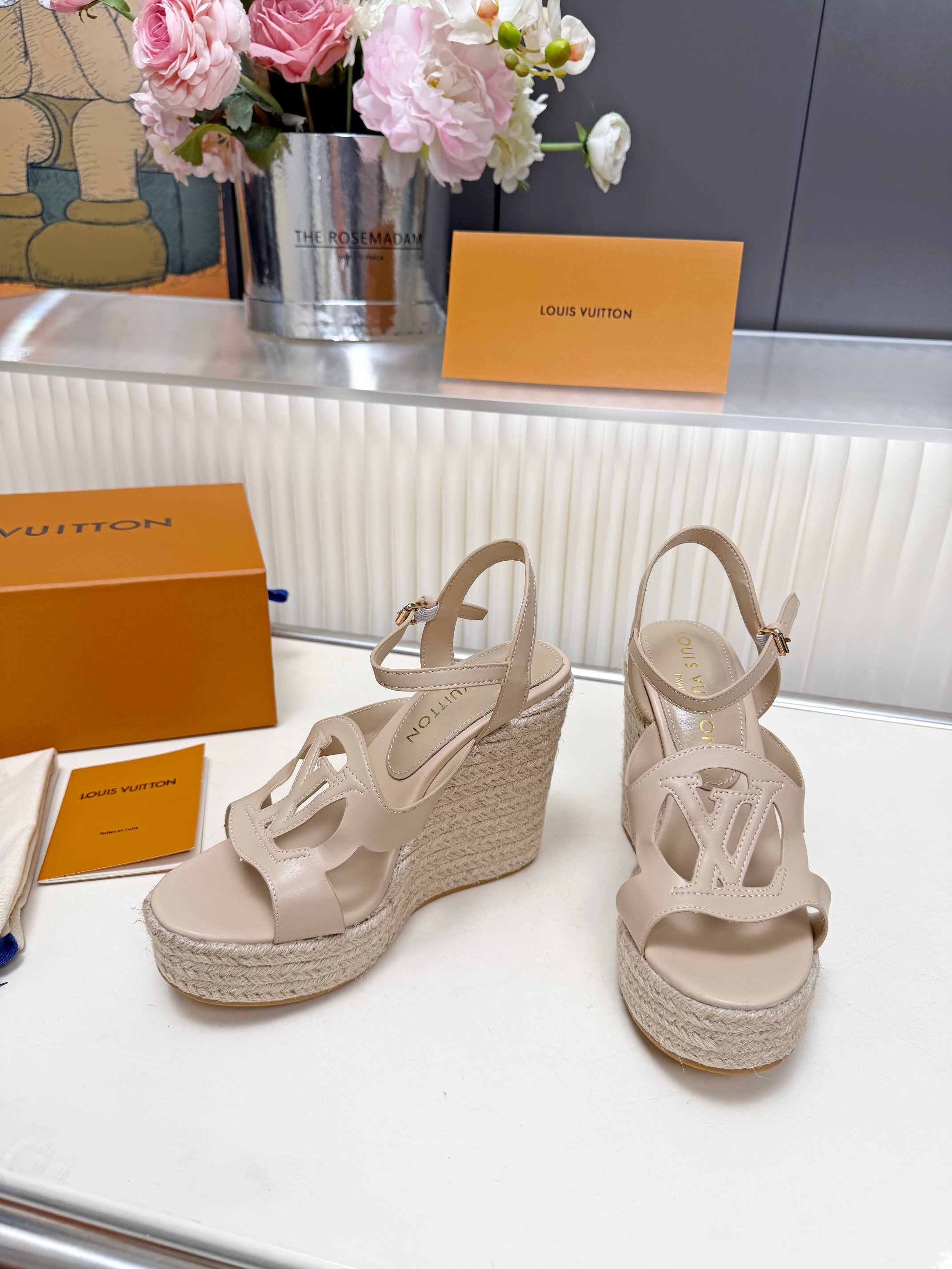 NO:870961,The latest VUITTON LOUI. Home series￣￣￣ ★Top version ★Original development Exclusive mold opening ★Size 35/42 P, high heels sandals, louis vuitton, sandals, high heels19860909最新款VUITTON LOUI .馿家系列￣￣￣ ★顶级版本  ★原版开发 独家开模 ★码数35/42 P,高跟鞋凉鞋,louis vuitton,sandals,high heels,Women's Shoes
