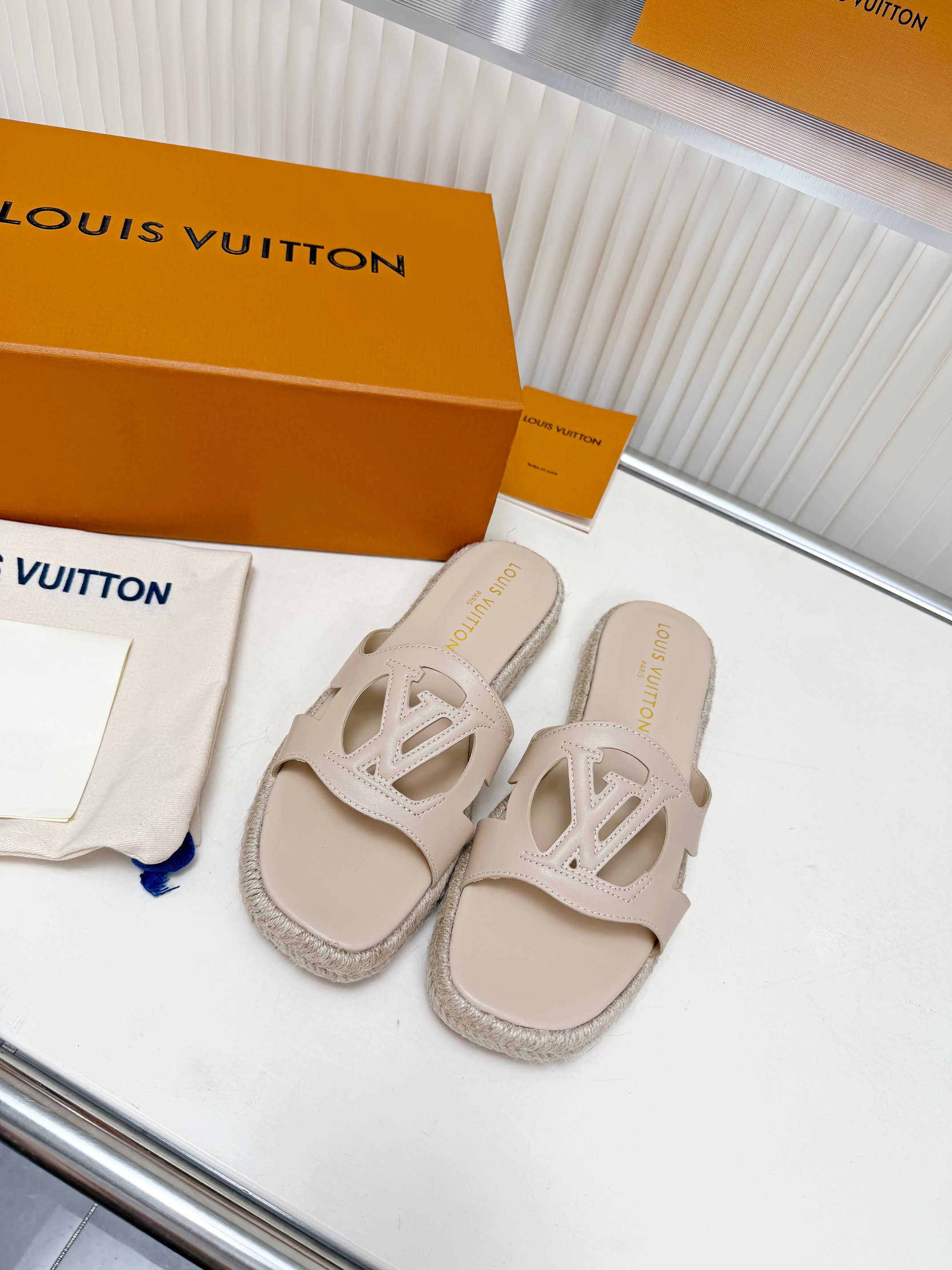 NO:870943,The latest VUITTON LOUI. Home series￣￣￣ ★Top version ★Original development Exclusive mold opening ★Number 35/42, slippers, louis vuitton, slippers19860909最新款VUITTON LOUI .馿家系列￣￣￣ ★顶级版本  ★原版开发 独家开模 ★码数35/42,拖鞋,louis vuitton,slippers,Women's Shoes