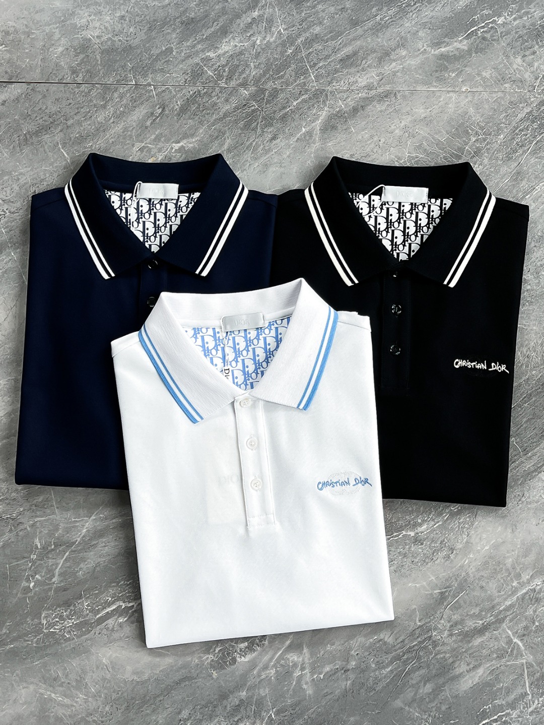 NO:127371,[New Product] Hong Kong foreign company channel goods, official sales at the same time, star-level popular limited edition items!  2025 Spring and Summer New Christian Di*r Men's Fashion Business and Casual Lapel Pearl Floor Cotton Short-sleeved POLO Shirt Polo Shirt. The overall design follows the elements and tone of the CD family, simple and high-end. This season, the brand LOGO pattern is inspired by exquisite embroidery, and is equipped with a classic Oblique pattern on the collar. The visual sense is very fashionable and enriches the overall vision!  The details are all high-end. The three-button open-close placket and a small lapel design are age-reducing and fashionable. They are full of vitality and easily highlight the temperament. The upper body effect is capable and neat, and both styles are both versatile and practical. A POLO shirt with excellent wearability!  Color black white blue Size M L XL XXL XXXL Size data M Shoulder width 43cm-bust 98cm-sleeve length 20cm-clothing length 68cm L Shoulder width 44cm-bust 102cm-sleeve length 21cm-clothing length 69cm XL Shoulder width 45cm-bust 106cm-sleeve length 22cm-clothing length 70cm XXL Shoulder width 46cm-bust 110cm-sleeve length 23cm-clothing length 71cm XXXL Shoulder width 47cm-bust 114cm-sleeve length 24cm-clothing length 72cm,,dior,T-shirt,alexander wang19860909【新品】香港洋行渠道货,官方同步售卖款,明星级人气限量单品！2025春夏新款Christian Di*r 男士时装款商务休闲翻领珠地棉短袖POLO衫马球衫.整体的设计沿袭了CD家族的元素和基调,简约且高级,这一季抓取品牌LOGO图案为灵感,以精美刺绣体呈现呈现,搭载领部经典Oblique图案,视觉感非常时髦,丰富了整体视觉！细节之处尽显高级,三扣开合门襟,搭配小翻领设计,减龄又时髦,充满活力且极易凸显出气质感,上身效果干练利落,型格兼具,百搭实穿性极好的一款POLO衫！ 颜色黑色 白色 蓝色 尺码M L XL XXL XXXL 尺码数据 M码 肩宽43cm-胸围98cm-袖长20cm-衣长68cm L码 肩宽44cm-胸围102cm-袖长21cm-衣长69cm XL码 肩宽45cm-胸围106cm-袖长22cm-衣长70cm XXL码 肩宽46cm-胸围110cm-袖长23cm-衣长71cm XXXL码 肩宽47cm-胸围114cm-袖长24cm-衣长72cm,,dior,T-shirt,alexander wang,Men's clothing