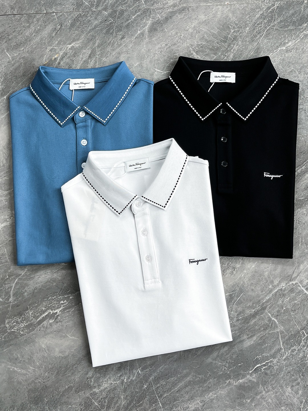 NO:127379,[New Product] Trading company supply, high-end luxury series, full-quality platinum-grade, pure blood quality, a top-level polo shirt in 2025!  Ferr*gamo original single men's business casual short-sleeved lapel POLO polo shirt. Born from the classics, the signature item that must be released every season. The new season still continues the design tone of F's home, bringing the Italian urban noble and minimalist style to the extreme. The extremely recognizable logo is cleverly injected into the chest of the clothes with embroidery and jacquard craftsmanship. It is a soul-style embellishment and the visual sense is extremely fashionable!  The overall style is extraordinary, low-key, light and luxurious, elegant, full of savoring, without aesthetic fatigue, minimalist is the most advanced fashion expression!  Customers supply high-end imported garment custom-woven beaded floor fabrics, Italian old-fashioned workshops have garment processes, which are extremely luxurious and special materials, and are all excellent in fabric properties. They are treated with merceration technology. The fabric has extremely high gloss, delicate and natural mesh structure, perfect comfort and breathability, and the touch experience is self-evident, which is luxurious and ultimate enjoyment!  The details are all high-end, with three-button open-close plackets and contrasting lapel design, fashionable and youthful and energetic, and excellent upper body effect, both business commuting and casual mixing, which can easily interpret the super-style urban elite sense, and is a single item with extremely high control!  Color black white blue Size M L XL XXL XXXL Size data M Shoulder width 43cm-bust 98cm-sleeve length 20cm-clothing length 68cm L Shoulder width 44cm-bust 102cm-sleeve length 21cm-clothing length 69cm XL Shoulder width 45cm-bust 106cm-sleeve length 22cm-clothing length 70cm XXL Shoulder width 46cm-bust 110cm-sleeve length 23cm-clothing length 71cm XXXL Shoulder width 47cm-bust 114cm-sleeve length 24cm-clothing length 72cm, ferragamo,fendi,T-shirt,alexander wang19860909【新品】贸易公司渠货源,高级奢侈系列,白金级全品相,纯正血统臻品,2025年度TOP级的一款马球衫！Ferr*gamo原单男士商务休闲短袖翻领POLO马球衫.因经典而生,每季必出的招牌单品,新一季仍然延续了F家的设计基调,将意式的都市高贵极简风发挥到极致,辨识度极高的标志以刺绣与提花工艺巧妙注入衣服胸前,属于灵魂式的点缀,视觉感极为时髦！整体造型格调非凡,低调轻奢且优雅,细品韵味十足,无审美疲劳感,极简才是最高级的时尚表达！客供高级进口成衣定织珠地面料,意大利老牌工坊成衣工序定织定染,极为奢华特殊的材质,面料属性皆为上乘,采用丝光工艺处理,面料光泽度极高,网眼结构细腻自然,舒适性与透气性完美兼备,触感体验不言而喻,奢华极致享受！细节之处尽显高级,三扣开合门襟,撞色翻领设计,时髦且显年轻活力感,上身效果出色,即商务通勤亦休闲混搭,可以轻松诠释出超具型格的都市精英感,属于驾驭度极高的单品！ 颜色黑色 白色 蓝色 尺码M L XL XXL XXXL 尺码数据 M码 肩宽43cm-胸围98cm-袖长20cm-衣长68cm L码 肩宽44cm-胸围102cm-袖长21cm-衣长69cm XL码 肩宽45cm-胸围106cm-袖长22cm-衣长70cm XXL码 肩宽46cm-胸围110cm-袖长23cm-衣长71cm XXXL码 肩宽47cm-胸围114cm-袖长24cm-衣长72cm,,ferragamo,fendi,T-shirt,alexander wang,Men's clothing