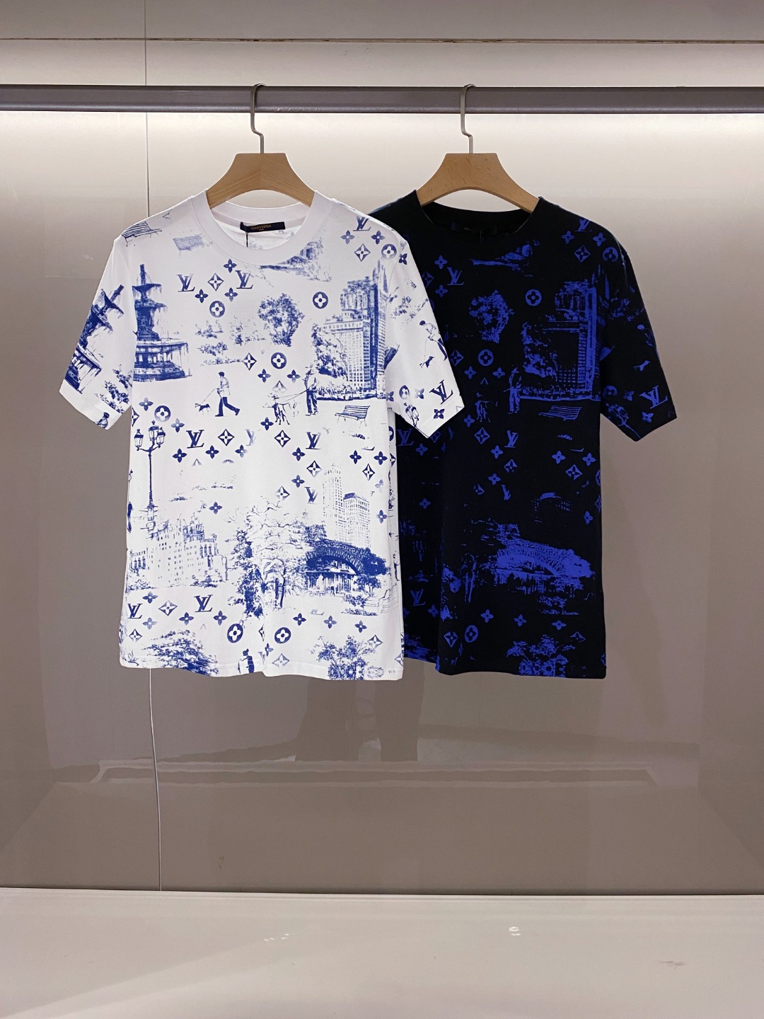 NO:140834,New Products] Hong Kong Trading Company Product. New Spring and Summer Vu*tton Gradient Humanistic Logo Print Men's Round Neck Short-Sleeved T-shirt. The designer made a unique and innovative interpretation of the brand, presenting the gradient humanistic presbyterian logo in silhouette through three-dimensional offset printing technology. It is extremely exquisite and exquisite, and the visual sense is very shocking, making the whole painting style full of fashionable and personalized colors, and highlighting a sense of high-end luxury!  Customers supply top-quality fabrics imported from Egypt, selected high-quality cotton raw materials in the Nile area, and made with high-quality woven and dyed by Italian century-old workshops. It has a lot of cotton feel, both comfort and breathability, extremely delicate touch, and excellent skin-friendly!  The first-class quality, the upper body effect is excellent, the mixing and matching is extremely high, the casual trendy outing is very eye-catching, and the most beautiful piece is a piece of styling, both inside and alone, and it is very eye-catching!  Color White Black Size S M L XL XXL Size Data S S Shoulder Width 45cm-Bust 104cm-Length 68cm M Shoulder Width 46cm-Bust 108cm-Length 70cm L Shoulder Width 47cm-Bust 112cm-Length 72cm XL Shoulder Width 48cm-Bust 116cm-Length 74cm XXL Shoulder Width 49cm-Bust 120cm-Length 76cm, T-shirt,tees,t-shirt,alexander wang19860909新品】香港贸易公司货.春夏新款 Vu*tton 渐变人文标识印花男士圆领短袖T恤.设计师对品牌进行别具一格的创新演绎,将渐变人文老花标识,通过立体胶印工艺形态以剪影的方式呈现出来,极为精湛考究,视觉感非常震撼,让整个画风充满时髦个性色彩,且彰显了高级奢华感！客供埃及进口顶级面料,甄选尼罗河区域光照极好的上等棉花原料,高克重打造,经过意大利百年工坊定织定染而成,棉感十足,舒适性与透气性兼备,触感极为细腻,亲肤性绝佳！品相一流,上身效果超赞,混搭性极高,出街休闲潮搭非常吸睛,拗造型绝佳单品,无论内搭还是单穿都非常招眼出色！ 颜色白色 黑色 尺码S M L XL XXL 尺码数据 S码肩宽45cm-胸围104cm-衣长68cm M码肩宽46cm-胸围108cm-衣长70cm L码肩宽47cm-胸围112cm-衣长72cm XL码肩宽48cm-胸围116cm-衣长74cm XXL码肩宽49cm-胸围120cm-衣长76cm,,T-shirt,tees，t-shirt,alexander wang,Men's clothing