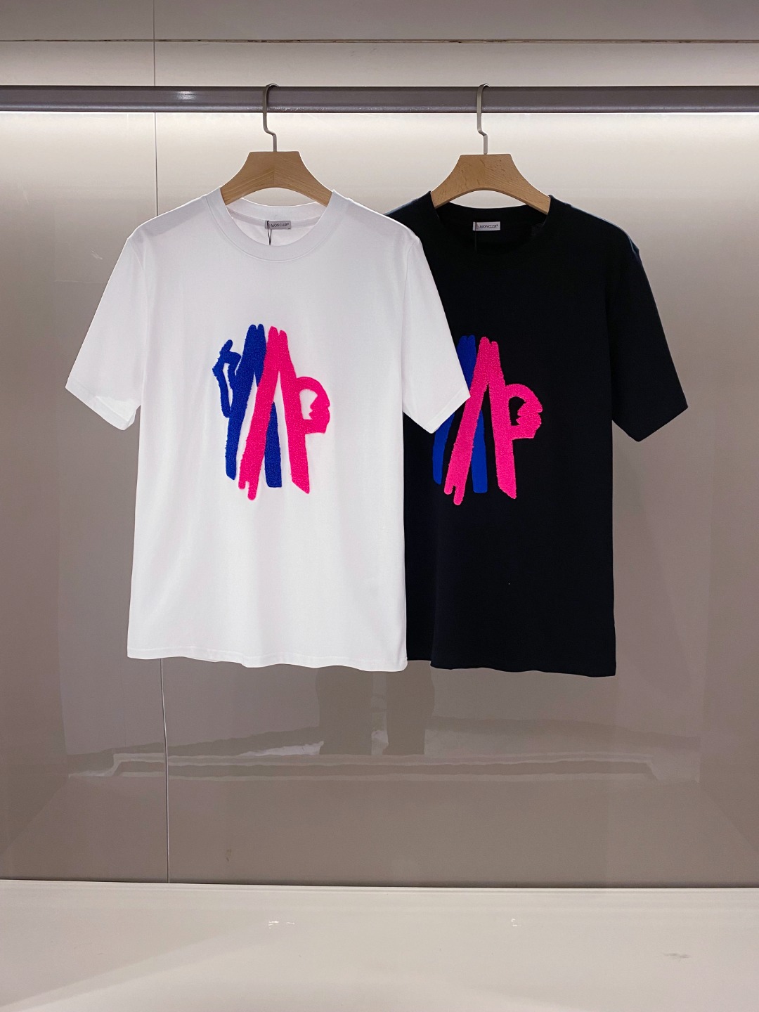 NO:128117,[New Product] Trading Company Channel Products. Super popular single products!  Premium limited edition items!  2025 spring and summer new Mon*ler three-dimensional color flocking embroidered logo badge logo short-sleeved T-shirt. A T-shirt that is extremely in line with the aesthetic tone of M home. The style and design perfectly follow the essence of M home. The chest is decorated with the new brand logo pattern of the season. The personalized flocking technology design is quite exquisite, minimalist and fashionable. It is equipped with a limited wool felt brand badge logo with a high recognition level, showing a sense of high quality and fashion!  Customers supply top 240 grams of fabric imported from Egypt, selected high-quality cotton raw materials in the Nile area. They are made by a century-old Italian workshop, and are made of cotton, with a full sense of comfort and breathability, with extremely delicate touch and excellent skin-friendly!  The details are handled in place, rigorous and meticulous, with a unique contrasting double collar design, which is quite elegant in personality, simple and versatile in color, first-class upper body effect, fashionable and elegant, full of temperament, both inner and single wear, and can be used for business breathability and leisure on the street!  Color White Black Size S M L XL XXL Size Data S S Shoulder Width 45cm-Bust 104cm-Length 68cm M Shoulder Width 46cm-Bust 108cm-Length 70cm L Shoulder Width 47cm-Bust 112cm-Length 72cm XL Shoulder Width 48cm-Bust 116cm-Length 74cm XXL Shoulder Width 49cm-Bust 120cm-Length 76cm, T-shirt,tees,t-shirt,alexander wang19860909【新品】贸易公司渠道货.超火爆人气单品！高级限量单品！2025春夏新款Mon*ler 立体彩色植绒刺绣标识徽章标识短袖T恤.极符合M家美学基调的一款T恤,造型设计画风完美沿袭了M家的精髓,胸前饰有当季全新品牌LOGO图案,个性化植绒工艺设计,颇为精致极简且时髦,搭载袖臂限量羊毛毡品牌徽章标识,搭辨识度极高,彰显出高级感与时装的腔调！客供埃及进口顶级240克面料,甄选尼罗河区域光照极好的上等棉花原料,经过意大利百年工坊定织定染而成,棉感十足,舒适性与透气性兼备,触感极为细腻,亲肤性绝佳！细节处理非常到位,严谨而细致,别致撞色双领设计,颇为个性优雅,配色简约百搭大气,上身效果一流,时髦且优雅,气质感十足,无论内搭还是单穿都颇为出彩,商务透气与出街休闲即可驾驭！ 颜色白色 黑色 尺码S M L XL XXL 尺码数据 S码肩宽45cm-胸围104cm-衣长68cm M码肩宽46cm-胸围108cm-衣长70cm L码肩宽47cm-胸围112cm-衣长72cm XL码肩宽48cm-胸围116cm-衣长74cm XXL码肩宽49cm-胸围120cm-衣长76cm,,T-shirt,tees，t-shirt,alexander wang,Men's clothing