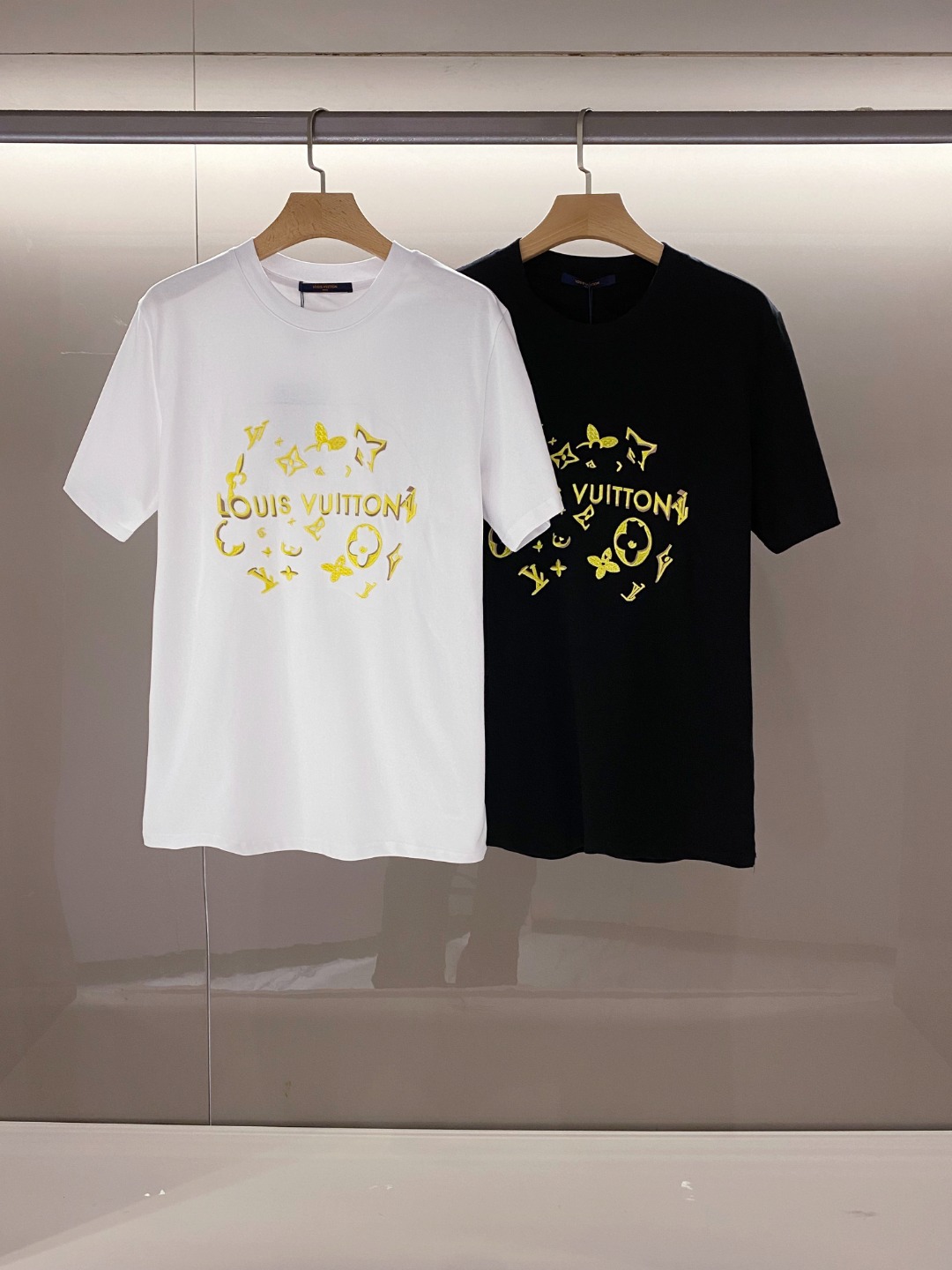 NO:128119,[New Product] Hong Kong Trading Company Product. 2025 Spring and Summer New Vu*tton Three-dimensional Overlapping Embroidery Logo Men's Round Neck Short-Sleeved T-shirt. The designer gave a unique and innovative interpretation of the brand, presenting it in embroidery through the three-dimensional overlapping two-color craftsmanship. It is extremely exquisite and exquisite, and the visual sense is very shocking, making the whole painting style full of fashionable and personalized colors, and highlights a sense of high-end luxury!  Customers supply top-quality fabrics imported from Egypt, selected high-quality cotton raw materials in the Nile area, and made with high-quality woven and dyed by Italian century-old workshops. It has a lot of cotton feel, both comfort and breathability, extremely delicate touch, and excellent skin-friendly!  The first-class quality, the upper body effect is excellent, the mixing and matching is extremely high, the casual trendy outing is very eye-catching, and the most beautiful piece is a piece of styling, both inside and alone, and it is very eye-catching!  Color White Black Size S M L XL XXL Size Data S S Shoulder Width 45cm-Bust 104cm-Length 68cm M Shoulder Width 46cm-Bust 108cm-Length 70cm L Shoulder Width 47cm-Bust 112cm-Length 72cm XL Shoulder Width 48cm-Bust 116cm-Length 74cm XXL Shoulder Width 49cm-Bust 120cm-Length 76cm, T-shirt,tees,t-shirt,alexander wang19860909【新品】香港贸易公司货.2025春夏新款 Vu*tton 立体重叠刺绣标识男士圆领短袖T恤.设计师对品牌进行别具一格的创新演绎,通过立体重叠双色工艺形态以刺绣的方式呈现出来,极为精湛考究,视觉感非常震撼,让整个画风充满时髦个性色彩,且彰显了高级奢华感！客供埃及进口顶级面料,甄选尼罗河区域光照极好的上等棉花原料,高克重打造,经过意大利百年工坊定织定染而成,棉感十足,舒适性与透气性兼备,触感极为细腻,亲肤性绝佳！品相一流,上身效果超赞,混搭性极高,出街休闲潮搭非常吸睛,拗造型绝佳单品,无论内搭还是单穿都非常招眼出色！ 颜色白色 黑色 尺码S M L XL XXL 尺码数据 S码肩宽45cm-胸围104cm-衣长68cm M码肩宽46cm-胸围108cm-衣长70cm L码肩宽47cm-胸围112cm-衣长72cm XL码肩宽48cm-胸围116cm-衣长74cm XXL码肩宽49cm-胸围120cm-衣长76cm,,T-shirt,tees，t-shirt,alexander wang,Men's clothing