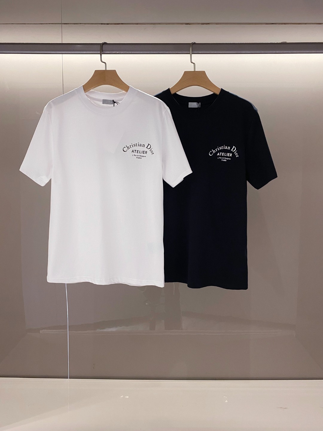 NO:128121,[New Product] Hong Kong foreign company channel goods, official sales at the same time, star-level popular limited edition items!  !  2025 spring and summer new Di*r Homme Atelier round neck cotton short-sleeved T-shirt. The elemental logo highlights the fashion charm. The OS straight-cut design is still unique in fashion and style! Customers supply top-quality fabrics imported from Egypt, using 240 grams of high gram weight, selected high-quality cotton raw materials in the Nile area. They are made of woven and dyed by Italian century-old workshops. They are full of cotton feel, both comfort and breathability, extremely delicate touch, and excellent skin-friendly!  Oversize style is more suitable for matching with various trendy and fashionable styles. The iconic back-cut stitches give a strong fashionable Italian style. The front and back 