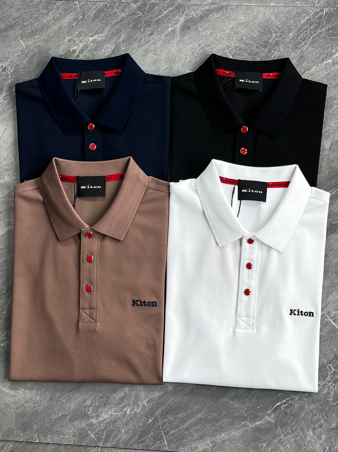 NO:141043,[New Products] Trading company channel goods, original Italian production, new products in spring and summer 2025, classic and luxurious works!  !  The appearance is perfect!  !  KITON men's high-end business casual short-sleeved POLO shirt!  It is known as a model in the fashion handicraft industry, the royal aristocrats and elite royal brand, Prince Charles, Putin and Wall Street financial tycoons, and is the world's top luxury men's clothing brand!  The overall design style follows the Ki family genes, the classic aristocratic old Qian style, and is quite exquisite in fabric selection and craftsmanship. It is low-key and luxurious, elegant and noble. Every detail proves the brand's own sense of luxury!  The iconic button accessories inject a subtle sense of fashion into the overall shape, the details show taste and give full embellishment. At the same time, the chest is decorated with an iconic brand logo, which is perfectly presented using exquisite embroidery craftsmanship, which strongly demonstrates identity and image!  Customers supply high-end materials imported from Egypt, selected high-quality long-length cotton raw materials in the Nile area, and were made by Italian century-old workshops. The fabric attributes are excellent. The mesh structure is delicate, natural and soft, the texture is excellent, the comfort and breathability are perfect, and the touch experience is self-evident!  The details are exquisite and sophisticated, with high-end enamel snap-button opening and closing placket design, equipped with classic lapels, the upper body effect is capable and neat, with both shapes, elegant and intellectual, and it is easy to highlight the temperament. It is full of gentlemanly style, and the urban high-end elite petty business and leisure are perfect!  It is a versatile and practical POLO shirt with excellent wearability!  Size 48 50 52 54 56 Color Black Blue White Apricot Color Size 48 Shoulder width 41cm-Bust 96cm-Length 69cm Size 50 Shoulder width 42cm-Bust 100cm-Length 71cm Size 52 Sleep width 43cm-Bust 104cm-Length 72cm Size 54 Sleep width 45cm-Bust 108cm-Length 75cm Sleep width 56 Sleep width 47cm-Bust 112cm-Length 77cm, T-shirt,alexander wang19860909【新品】贸易公司渠道货,意大利原厂出品,2025春夏新品,经典奢华之作！！品相完美如斯！！KITON男士高端商务休闲短袖POLO衫！被誉为时装手工界的典范,皇室贵族及精英御用品牌,查尔斯王子和普京及华尔街金融大鳄们的首选,属于全球顶级奢华男装品牌！整体的设计风格沿袭了Ki家族基因,经典贵族老钱风,在面料选取和工艺方面都相当考究,低调且奢华,优雅且高贵,每一个细节都在力证品牌自身的高级感！标志性纽扣配饰为整体造型注入了微妙的时尚感,细节之处彰显品位,十足的加分点缀,同时胸前饰有标志性品牌标识,运用精美刺绣工艺完美呈现,有力标榜了身份与形象！客供埃及进口高级物料,甄选尼罗河区域光照极好的上等长绒棉花原料,经过意大利百年工坊定织定染而成,面料属性皆为上乘,网眼结构细腻自然柔软,肌理光泽性极好,舒适性与透气性完美兼备,触感体验不言而喻！细节设计精湛考究,高级珐琅按扣开合门襟设计,搭载经典翻领,上身效果干练利落,型格兼具,优雅且知性,极易凸显出气质,绅士范十足,都市高端精英小资商务与休闲完美兼备！属于百搭实穿性极好的一款POLO衫！ 尺码48 50 52 54 56 颜色黑色 蓝色 白色 杏色 48码肩宽41cm-胸围96cm-衣长69cm 50码肩宽42cm-胸围100cm-衣长71cm 52码肩宽43cm-胸围104cm-衣长72cm 54码肩宽45cm-胸围108cm-衣长75cm 56码肩宽47cm-胸围112cm-衣长77cm,,T-shirt,alexander wang,Men's clothing