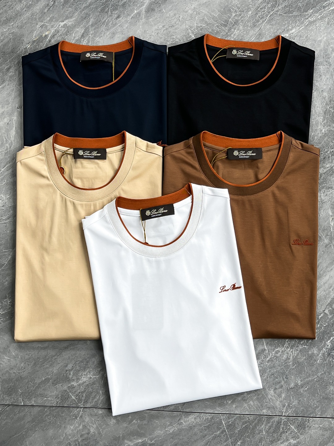 NO:141050,[New Product] Trading company channel products, famous, pure blood quality, official new product of 2025 spring and summer, high-end and heart-warming thing!  Lo*o Pi*na men's high-end business casual simple round neck long-sleeved T-shirt. Fashion with typical Italian style, it is quite exquisite in fabric selection and craftsmanship, which is very consistent with the aesthetic tone of the LP family. It is low-key and luxurious, elegant and noble. Every detail proves the brand's own sense of luxury. The chest is decorated with an iconic brand logo, which is a soul-like interpretation!  Customers supply imported Egyptian long velvet cotton fabrics, Italian old-fashioned workshop ready-to-wear process fixed weaving and dyeing, extremely luxurious and special materials, all with superior fabric attributes, first-class texture, excellent skin-friendly, silky and delicate touch, and an invincible luxury enjoyment of the upper body, subverting the previous understanding of fabrics. In addition, the luster brought by the texture itself is quite high-end and superior!  The color matching is light and versatile, and the contrasting collar adds a fashionable tone and elegant feeling. The upper body has first-class effect and a strong sense of elegance. It is quite outstanding in both inner wear and single wear. It is both business and casual. The wardrobe has excellent business and leisure, and everyone has one!  Color black white Apricot blue Coffee Size 48 50 52 54 56 Size data 48 shoulder width 44cm-bust 100cm-length 66cm 50 shoulder width 45cm-bust 104cm-length 68cm 52 shoulder width 46cm-bust 108cm-length 70cm 54 shoulder width 48cm-bust 112cm-length 72cm 56 shoulder width 50cm-bust 116cm-length 74cm, loro piano,tees,t-shirt,alexander wang19860909【新品】贸易公司渠道臻品,系出名门,纯正血统品质,2025春夏官方新品,高级心水之物！Lo*o Pi*na男士高端商务休闲简约圆领长袖T恤.颇具意大利典型风格的时装,在面料选取和工艺方面都相当考究,极符合LP家族美学基调,低调且奢华,优雅且高贵,每一个细节都在力证品牌自身的高级感,胸前饰有标志性品牌标识,属于灵魂式的诠释！客供进口埃及长绒棉面料,意大利老牌工坊成衣工序定织定染,极为奢华特殊的材质,面料属性皆为上乘,质感一流,亲肤性极佳,触感丝滑细腻,上身无敌的奢华享受,颠覆以往对于面料的认知,另外肌理本身所带来的光泽感颇为高级上乘！配色轻熟百搭,领部撞色增添了时髦腔调及优雅感,上身效果一流,儒雅气质感极强,无论内搭还是单穿都颇为出彩,商务休闲皆可,衣橱商务休闲绝佳的高出勤率,人手一件！ 颜色黑色 白色 杏色 宝蓝 咖啡色 尺码48 50 52 54 56 尺码数据 48码肩宽44cm-胸围100cm-衣长66cm 50码肩宽45cm-胸围104cm-衣长68cm 52码肩宽46cm-胸围108cm-衣长70cm 54码肩宽48cm-胸围112cm-衣长72cm 56码肩宽50cm-胸围116cm-衣长74cm,,loro piana,tees，t-shirt,alexander wang,Men's clothing