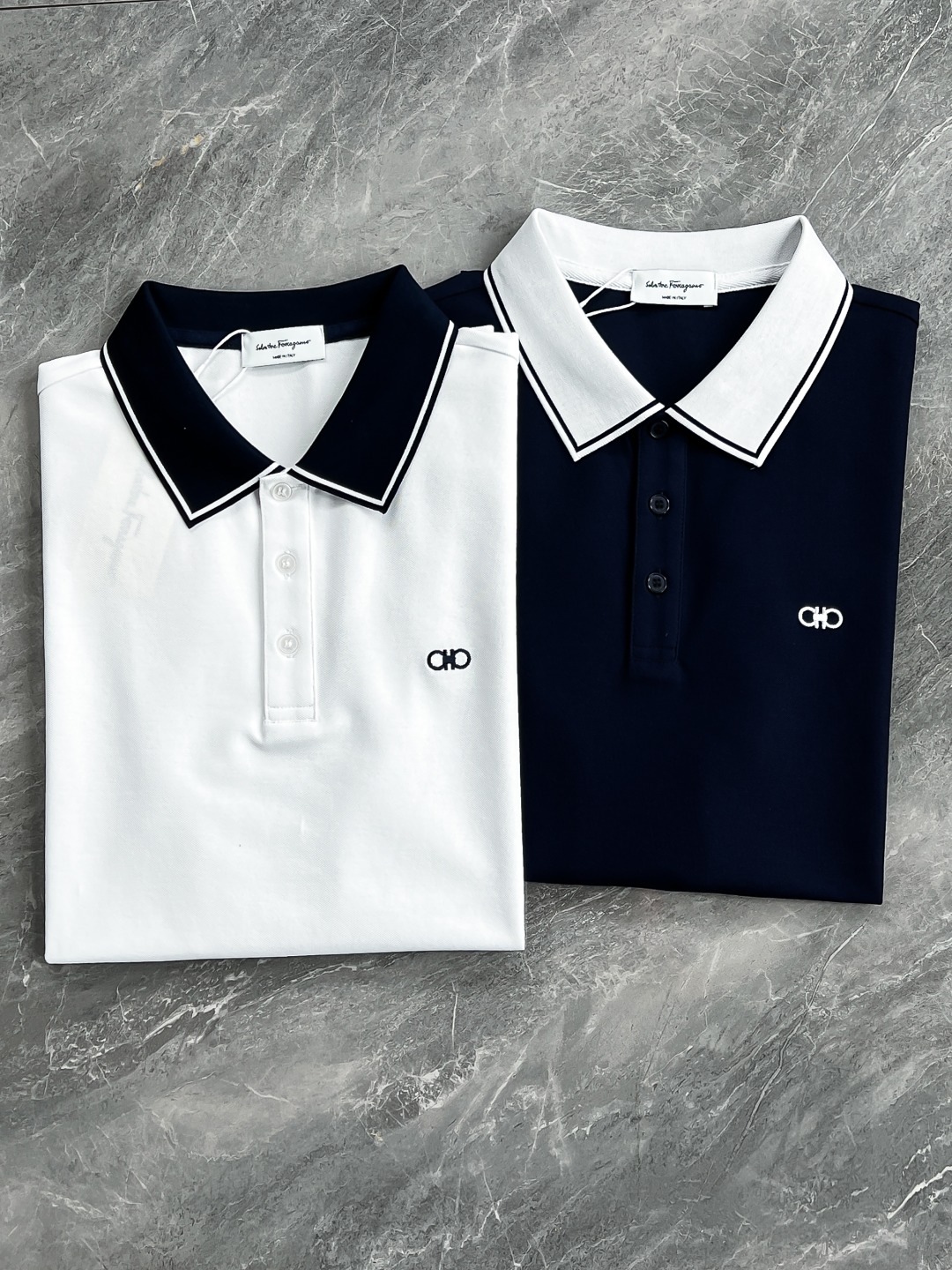 NO:138464,[New Product] Hong Kong foreign business channel goods, heavy high-end products, 2025 early spring new Ferr*gamo horseshoe embroidery logo high-end business casual POLO shirt polo shirt. Born due to classics, a must-have brand item every season. In the cycle of each season, the new season still continues the design tone of SF home, with roughly no differentiation, and mixes contrasting collar design on the details, which is very fashionable, elegant, age-reducing and retro, forming an aesthetic contrast in visual form, which is very easy to highlight elements of temperament and taste!  Customers supply high-end imported ready-to-wear beaded floor fabric, which is extremely luxurious and special material, with excellent fabric attributes, and the stripes are made of exquisite woven craftsmanship. The fabric has extremely high gloss, the mesh structure is delicate and natural, and the comfort and breathability are perfect. The touch experience is self-evident, and the ultimate luxury enjoyment!  The details are exquisite and sophisticated, first-class quality, three-button placket opening and closing, small lapel design, and the iconic Gancio horseshoe embroidery embroidery on the chest, which is quite exquisite and is a soul-like existence, demonstrating the noble brand identity!  The upper body has excellent effect, both commuting and casual mixing, which can easily interpret the unique urban elite feeling and is a very high-level item!  Color white blue Size M L XL XXL XXXL Size data M: bust 106cm-length 70cm-shoulder width 46cm-sleeve length 61cm L: bust 110cm-length 71cm-shoulder width 47cm-sleeve length 62cm XL: bust 114cm-length 70cm-shoulder width 48cm-sleeve length 63cm XXL: bust 118cm-length 73cm-shoulder width 49cm-sleeve length 64cm XXXL: bust 122cm-length 74cm-shoulder width 50cm-sleeve length 65cm, ferragamo, fendi, alexander wang19860909【新品】香港洋行渠道货,重磅高端臻品,2025早春新款Ferr*gamo马蹄刺绣标识高端商务休闲POLO衫马球衫.因经典而生,每季必出的招牌单品,在每一季轮回,新一季仍然延续了SF家的设计基调,大体无差异化,在细节上面混搭了撞色领口设计,非常时髦优雅减龄且复古,在视觉上形成审美反差,极易凸显气质与品位的元素！客供高级进口成衣定织珠地面料,极为奢华特殊的材质,面料属性皆为上乘,条纹采用精湛的色织工艺打造而成,面料光泽度极高,网眼结构细腻自然,舒适性与透气性完美兼备,触感体验不言而喻,奢华极致享受！细节精湛考究,品相一流,三扣门襟开合,小翻领设计,胸前标志性的 Gancio 马蹄刺绣体点缀,颇为精致,属于灵魂式的存在,彰显了高贵的品牌身份！上身效果出色,即通勤亦休闲混搭,可以轻松诠释出超具型格的都市精英感,属于驾驭度极高的单品！ 颜色白色 蓝色 尺码M L XL XXL XXXL 尺码数据 M码:胸围106cm-衣长70cm-肩宽46cm-袖长61cm L码:胸围110cm-衣长71cm-肩宽47cm-袖长62cm XL码:胸围114cm-衣长70cm-肩宽48cm-袖长63cm XXL码:胸围118cm-衣长73cm-肩宽49cm-袖长64cm XXXL码:胸围122cm-衣长74cm-肩宽50cm-袖长65cm,,ferragamo,fendi,alexander wang,Men's clothing