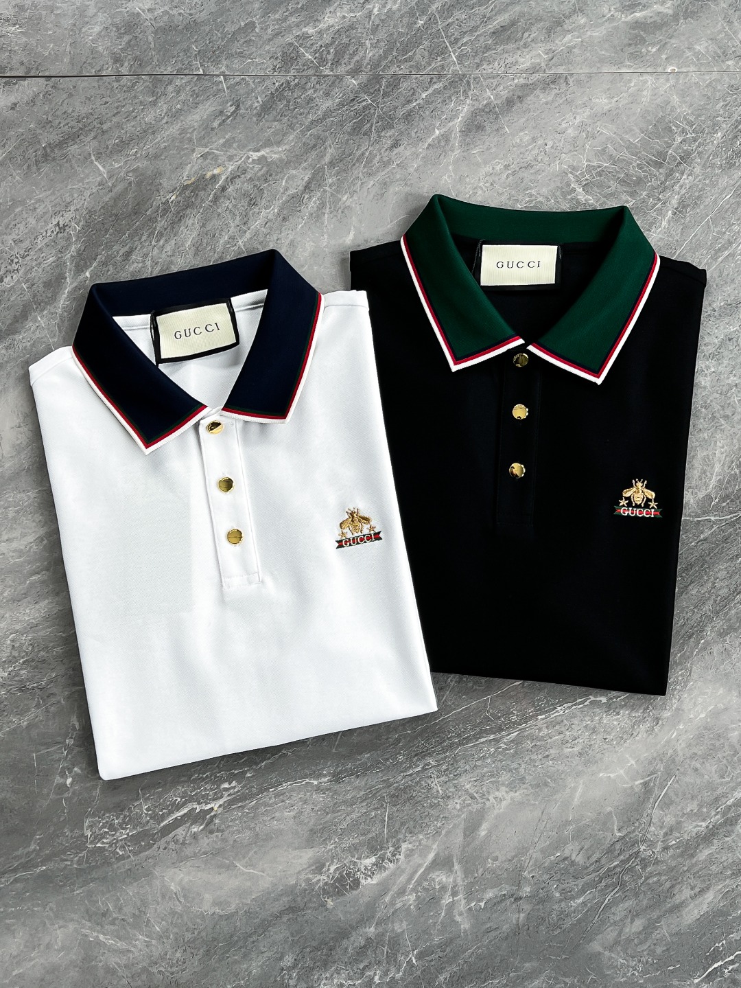 NO:138490,[New Product] Hong Kong foreign business channel goods, classic star-grade single products, new spring and summer 2025, a star-grade single product!  Gu*ci men's fashion business casual bead floor cotton short-sleeved Polo shirt!  A platinum-grade item with a very luxurious design, a Polo shirt that meets the aesthetic tone of Gu's home. The chest is decorated with the latest golden bee embroidery and brand logo of the season, reshaping the classic retro accent. The brand letters are presented in exquisite embroidery form, and the electroplated gold buttons enhance the overall tone and light luxury!  Customers supply high-end imported garment custom-woven beaded floor fabrics, Italian old-fashioned workshops custom-woven garment process, extremely luxurious and special materials, all with superior fabric attributes, delicate and natural mesh structure, perfect comfort and breathability, the touch experience is self-evident, and the ultimate luxury enjoyment!  The fashionable three-button open-close placket design is a fashionable and age-reducing item with a small lapel. It has a very popular look. It has a full temperament and a retro tone. It is a single item with a full styling feel!  Color black white Size M L XL XXL XXXL Size data M Shoulder width 43cm-bust 98cm-sleeve length 20cm-clothing length 68cm L Shoulder width 44cm-bust 102cm-sleeve length 21cm-clothing length 69cm XL Shoulder width 45cm-bust 106cm-sleeve length 22cm-clothing length 70cm XXL Shoulder width 46cm-bust 110cm-sleeve length 23cm-clothing length 71cm XXXL Shoulder width 47cm-bust 114cm-sleeve length 24cm-clothing length 72cm, T-shirt, gold plating, alexander wang19860909【新品】香港洋行渠道货,经典明星级单品,2025春夏新品,明星级的一款单品！Gu*ci 男士时装款商务休闲珠地棉短袖Polo衫！极具奢华设计的一枚白金级单品,符合Gu家美学基调的一款Polo衫,胸前饰有当季最新金色蜜蜂刺绣及品牌标识,重塑了经典复古的年代腔调,品牌字母以精美的刺绣体呈现,电镀金色纽扣加持,提升了整体的腔调及轻奢感！客供高级进口成衣定织珠地面料,意大利老牌工坊成衣工序定织定染,极为奢华特殊的材质,面料属性皆为上乘,网眼结构细腻自然,舒适性与透气性完美兼备,触感体验不言而喻,奢华极致享受！时尚三扣开合门襟设计,搭配小翻领时尚且减龄,回头率爆表的类型单品,上身满满的气质感,复古的腔调特别足,属于造型感十足的一款单品！ 颜色黑色 白色 尺码M L XL XXL XXXL 尺码数据 M码 肩宽43cm-胸围98cm-袖长20cm-衣长68cm L码 肩宽44cm-胸围102cm-袖长21cm-衣长69cm XL码 肩宽45cm-胸围106cm-袖长22cm-衣长70cm XXL码 肩宽46cm-胸围110cm-袖长23cm-衣长71cm XXXL码 肩宽47cm-胸围114cm-袖长24cm-衣长72cm,,T-shirt,gold plating,alexander wang,Men's clothing
